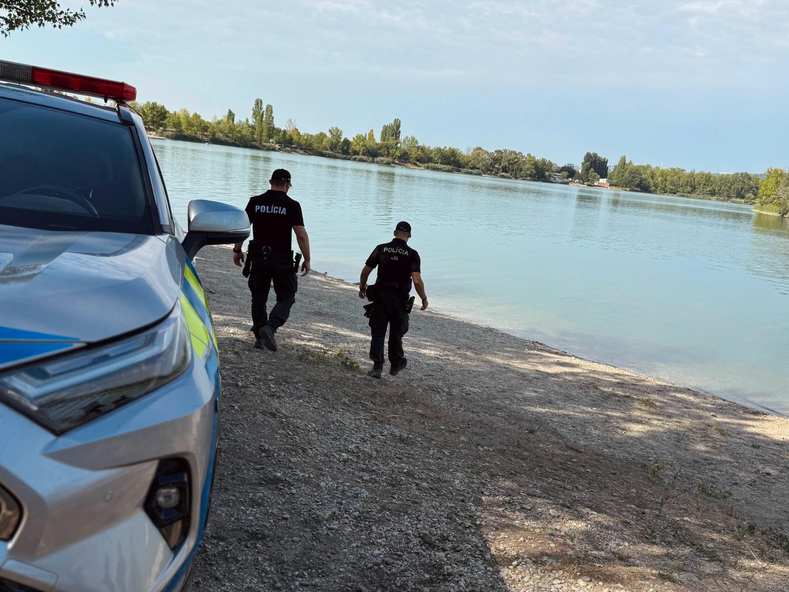 Polícia pátra po mužovi, ktorý sa na Zlatých pieskoch po skoku z paddleboardu do vody už nevynoril.