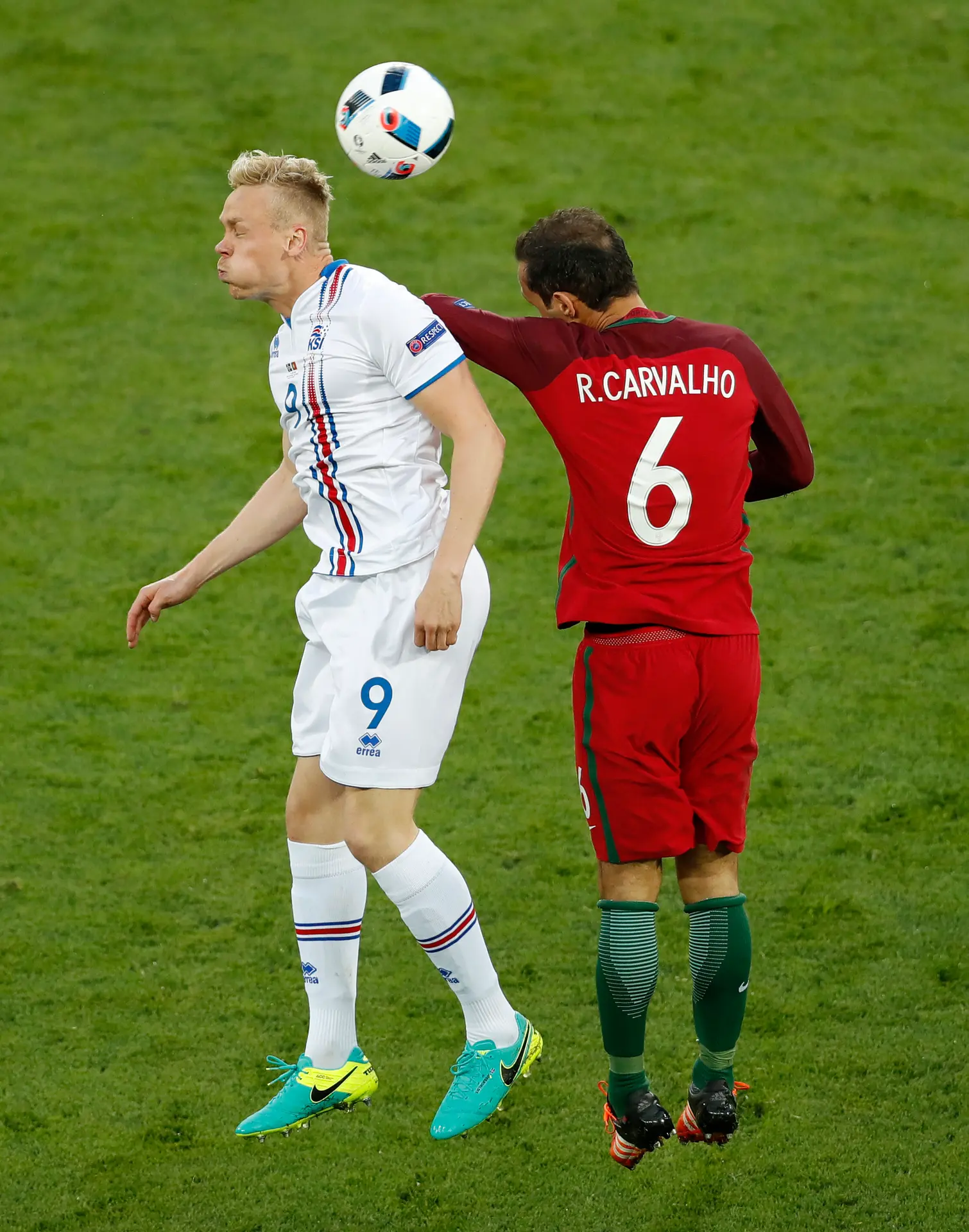 Portugalský veterán Ricardo Carvalho (vpravo) v hlavičkovom súboji s Kolbeinnom Sigthorssonom z Islandu na ME vo Francúzsku.