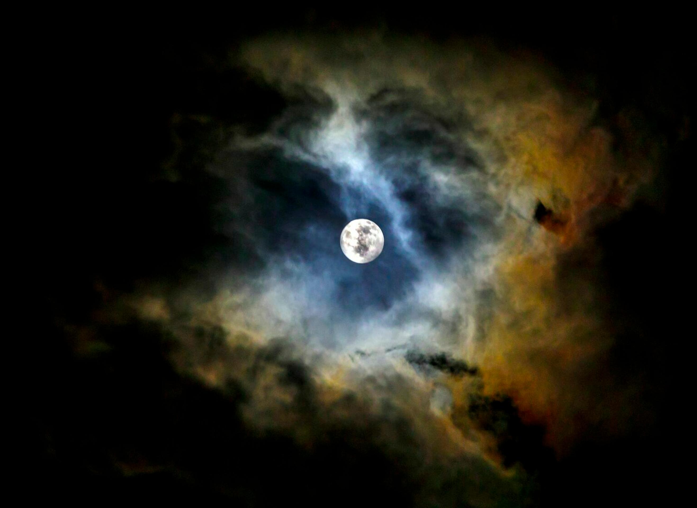 Na snímke Mesiac, ktorý vstúpil v prvom tohtoročnom splne do polotieňového zatmenia.