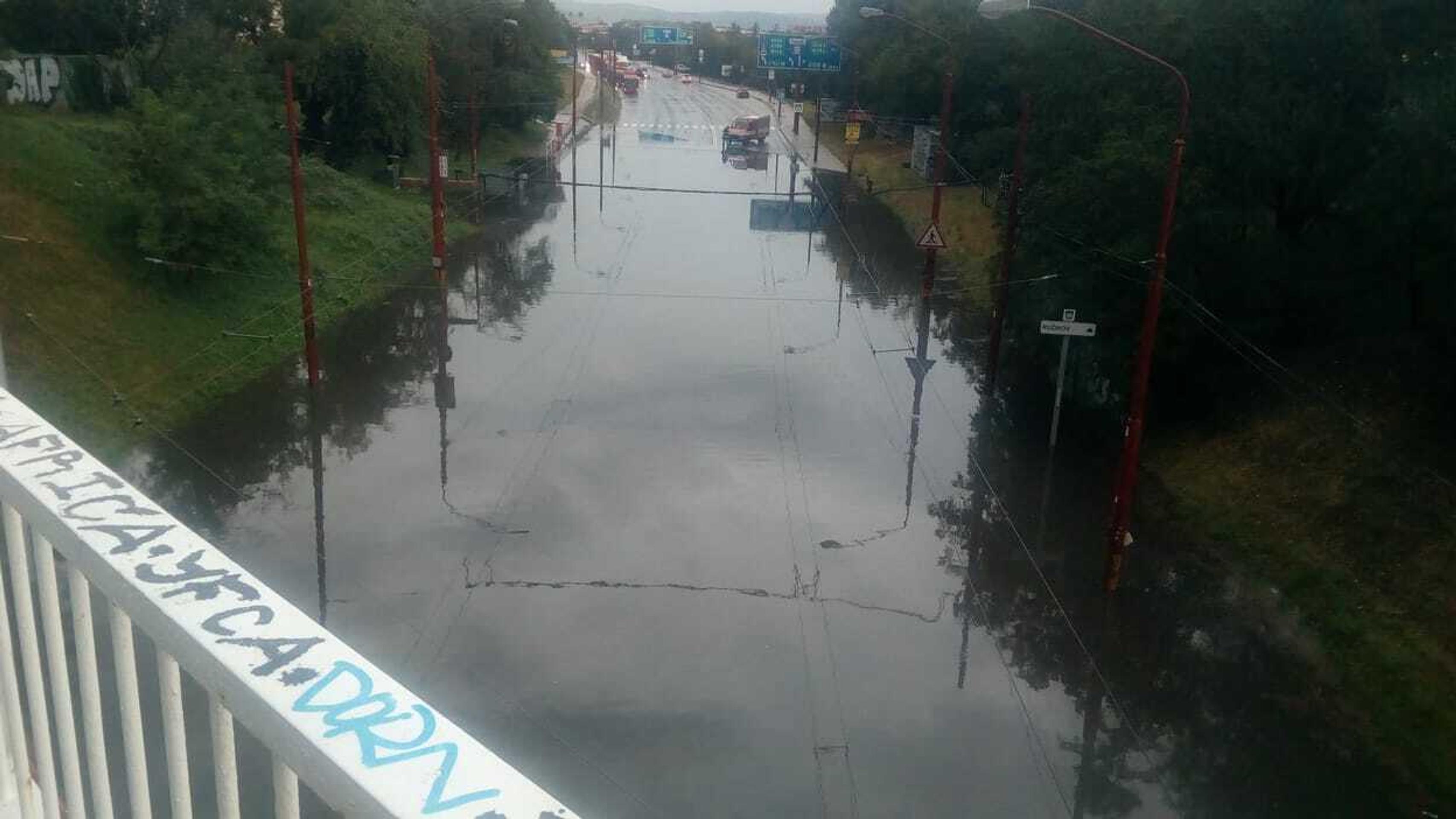 Zatopená ulica vo Vrakuni.