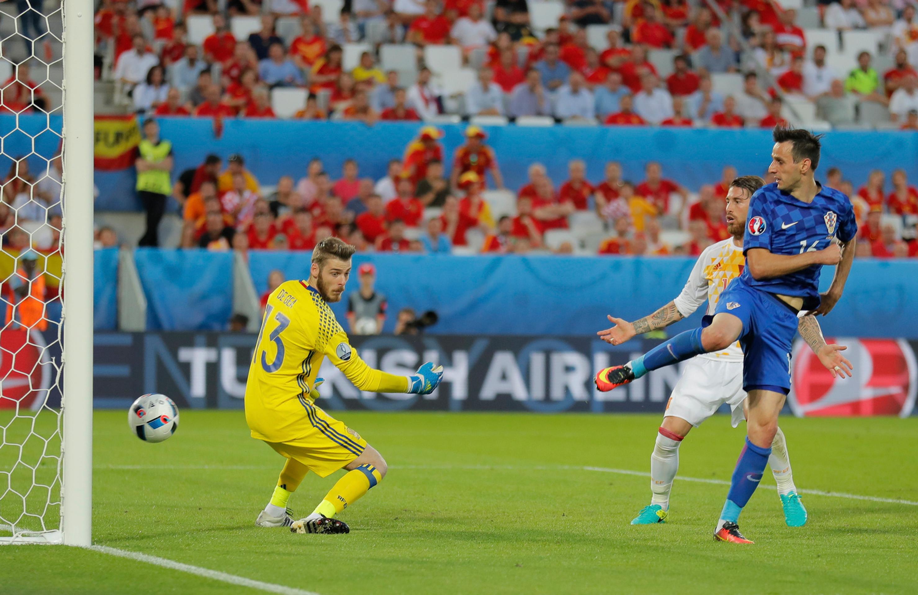Chorvát Nikola Kalinič (vpravo) strieľa gól brankárovi Španielska Davidovi De Geavovi na ME.