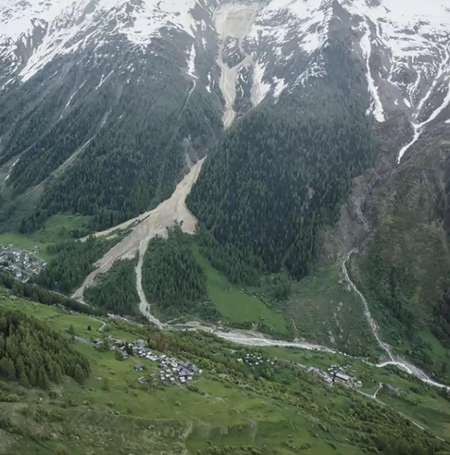 Veľká lavína so zmesou skál, snehu a vody v údolí vo švajčiarskom meste Wiler po tom, ako sa zosunul ľadovec Birch nad pohorím Blatten vo švajčiarskych Alpách.
