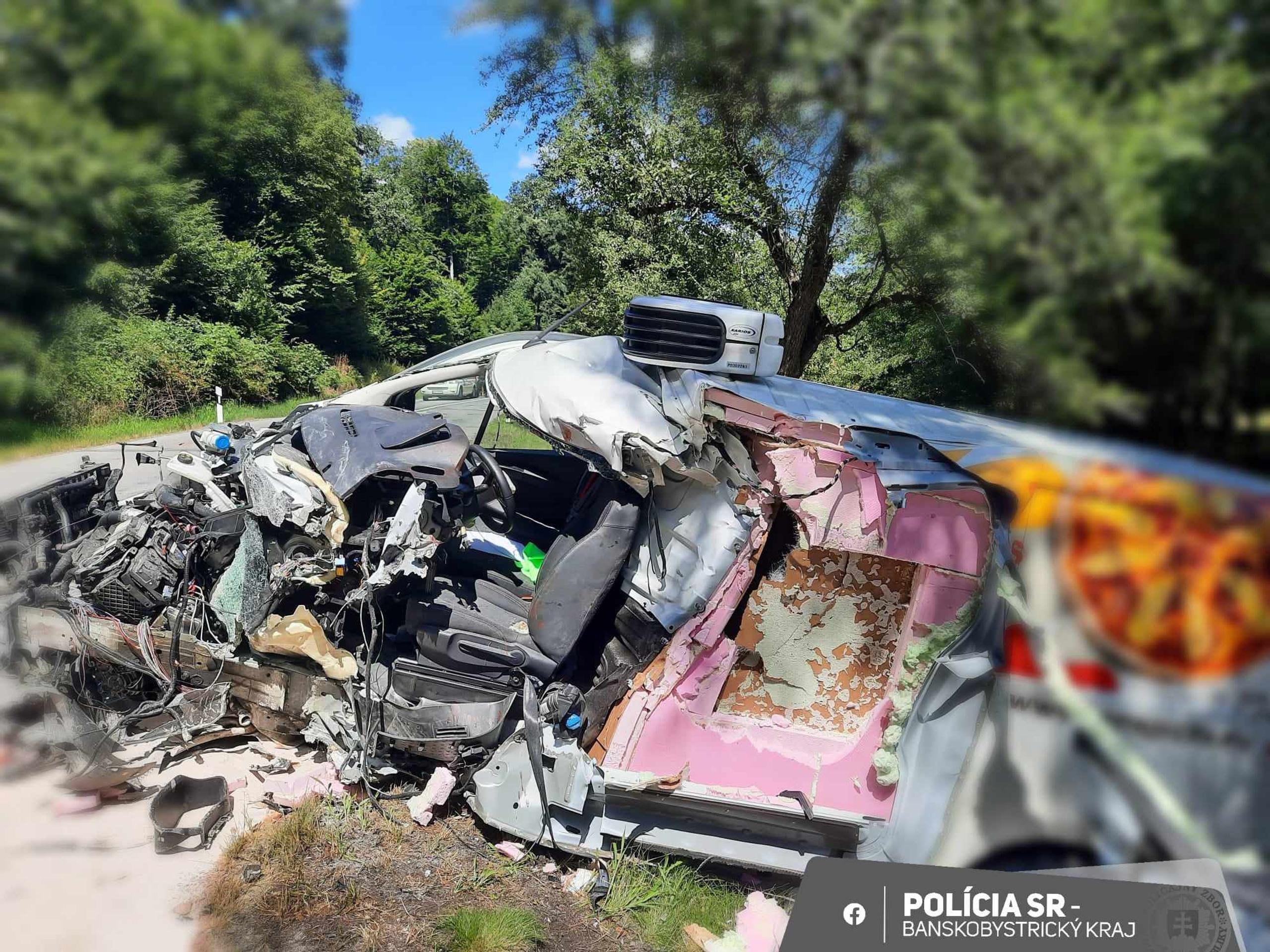 Vážne zraneného vodiča previezli do nemocnice.