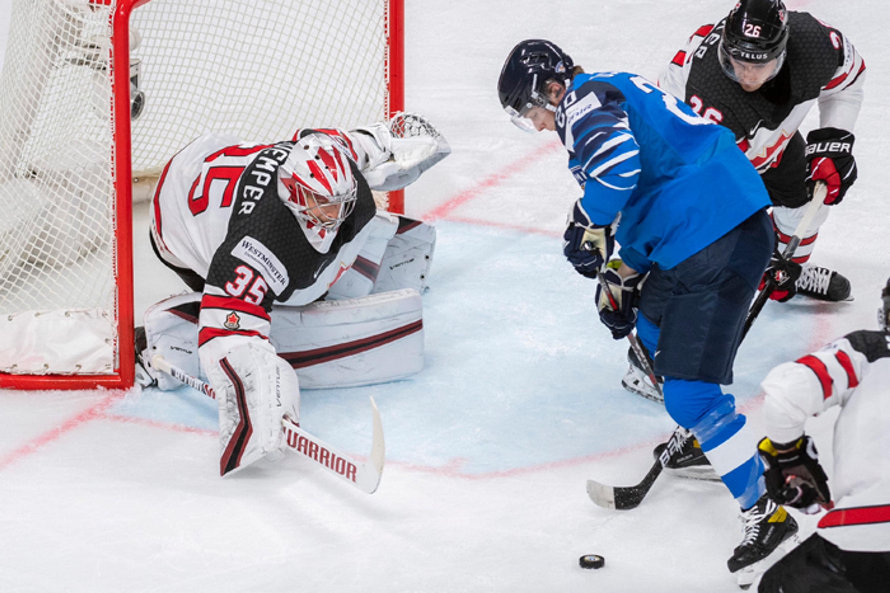 Darcy Kuemper (Kanada), Niko Ojamäki (Fínsko) a Sean Walker (Kanada) vo finálovom zápase MS 2021 v Rige.