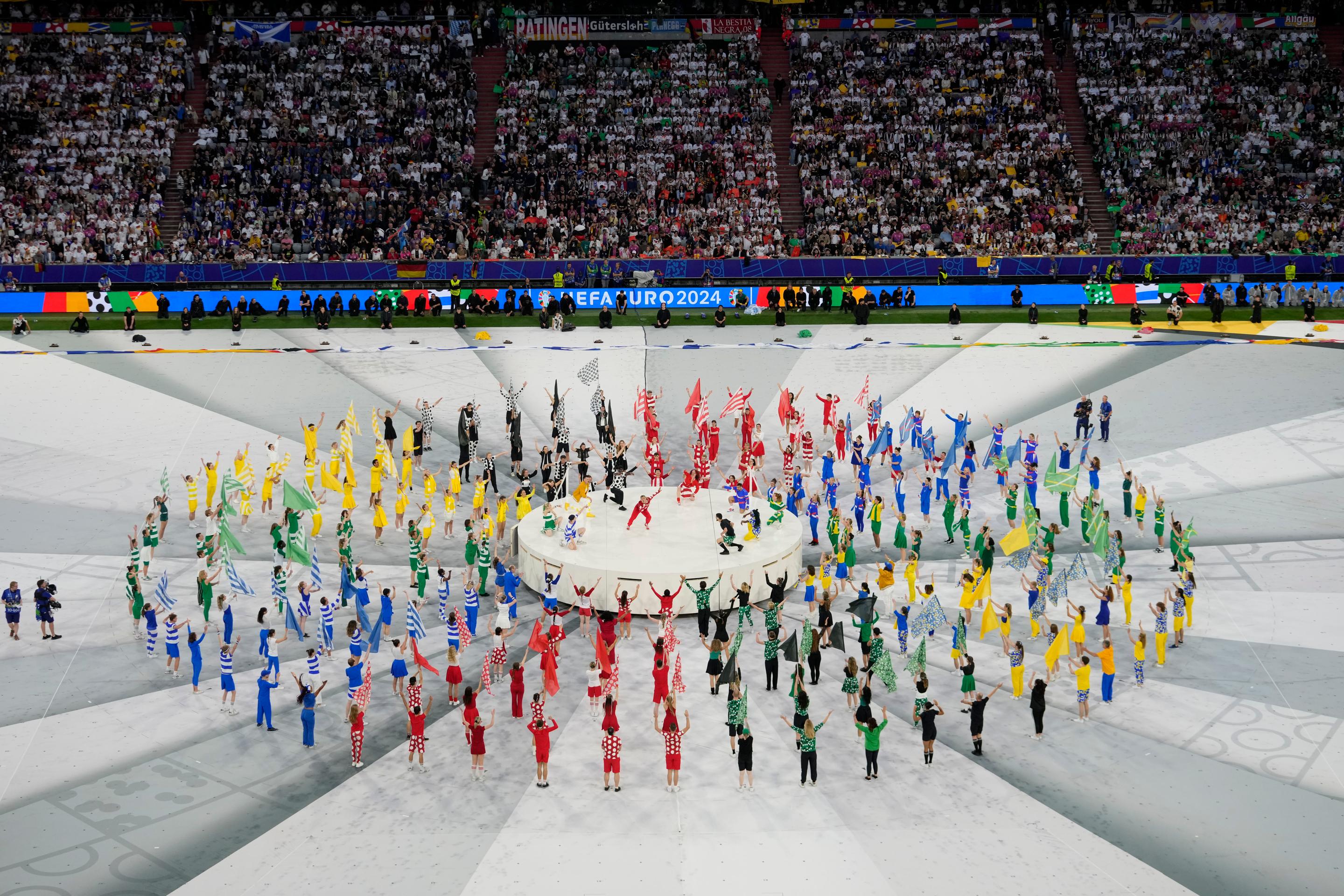 Na snímke otvárací ceremoniál pred úvodným zápasom A-skupiny ME vo futbale Nemecko - Škótsko v Mníchove.