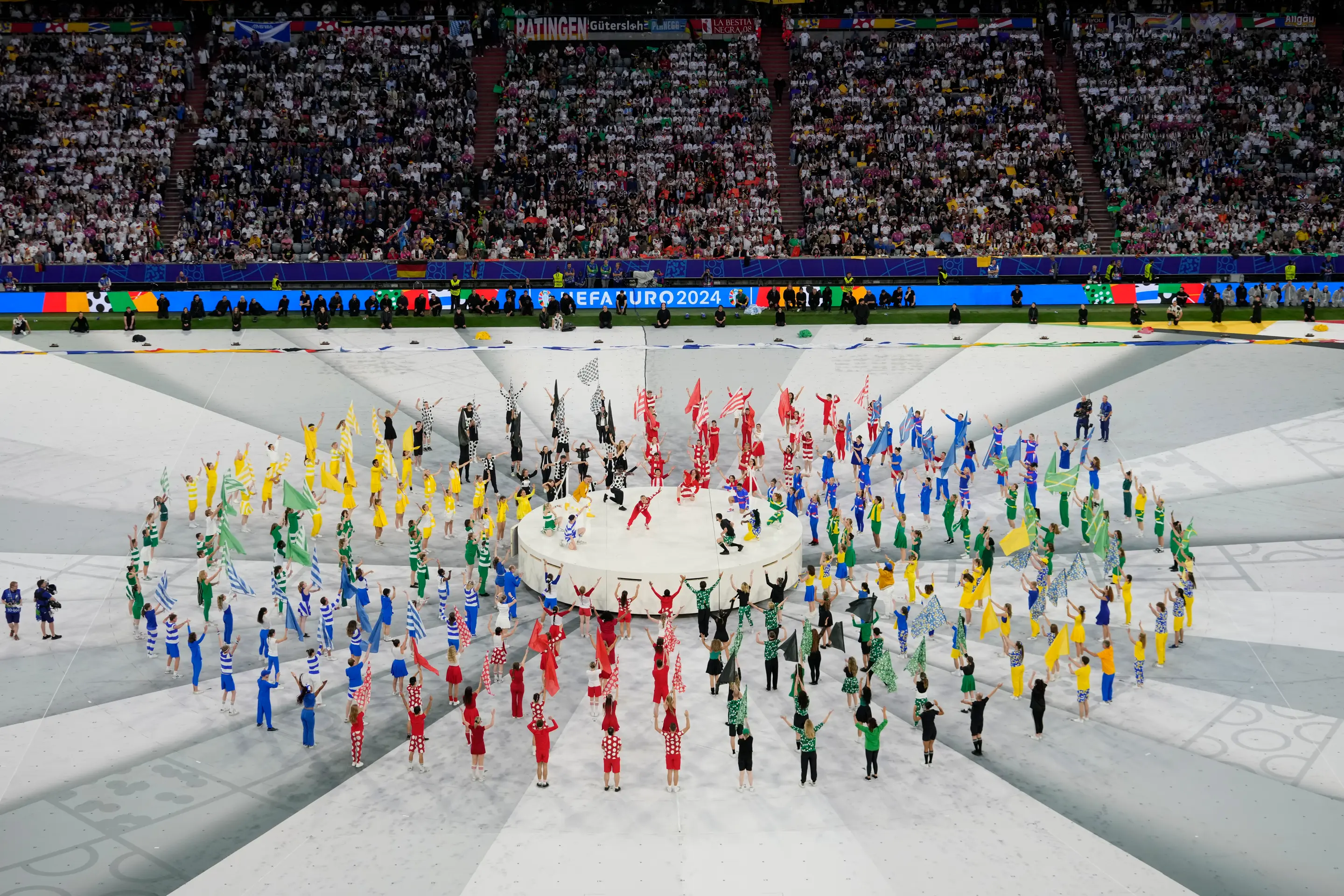 Na snímke otvárací ceremoniál pred úvodným zápasom A-skupiny ME vo futbale Nemecko - Škótsko v Mníchove.