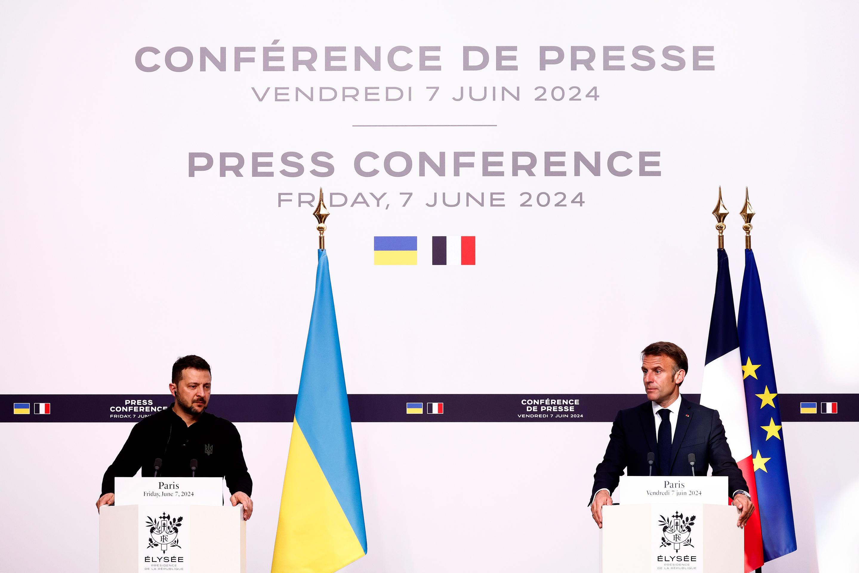 Sprava Emmanuel Macron a Volodymyr Zelenskyj.