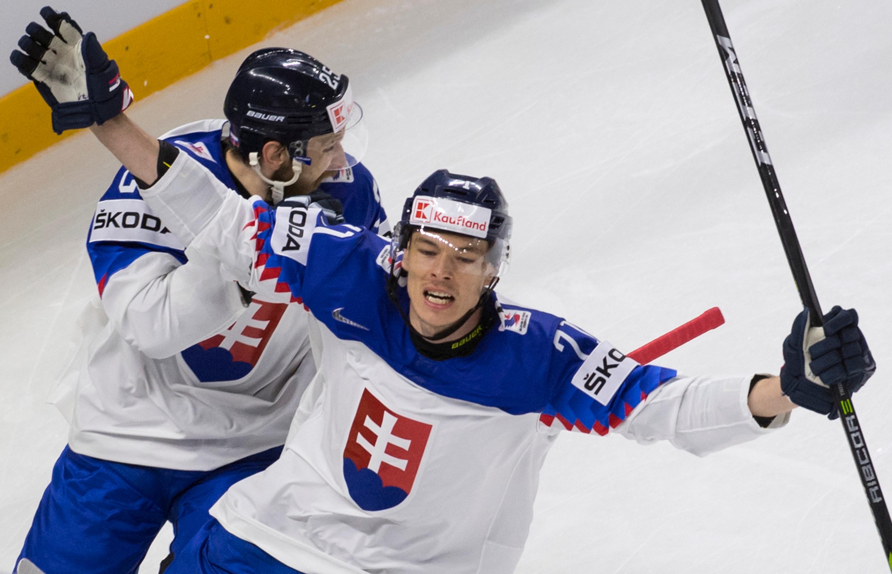 Marek Ďaloga oslavuje góla Mareka Hovorku, na ktorý nahral.