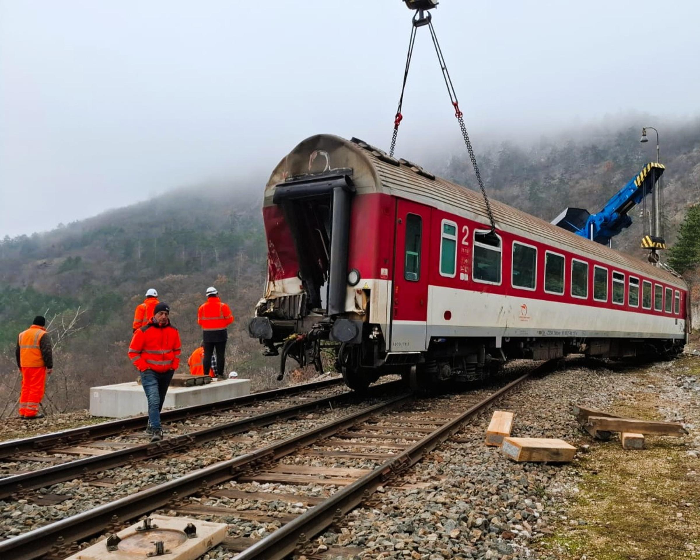 Pri Jablonove nad Turňou odstránili poškodený vozeň