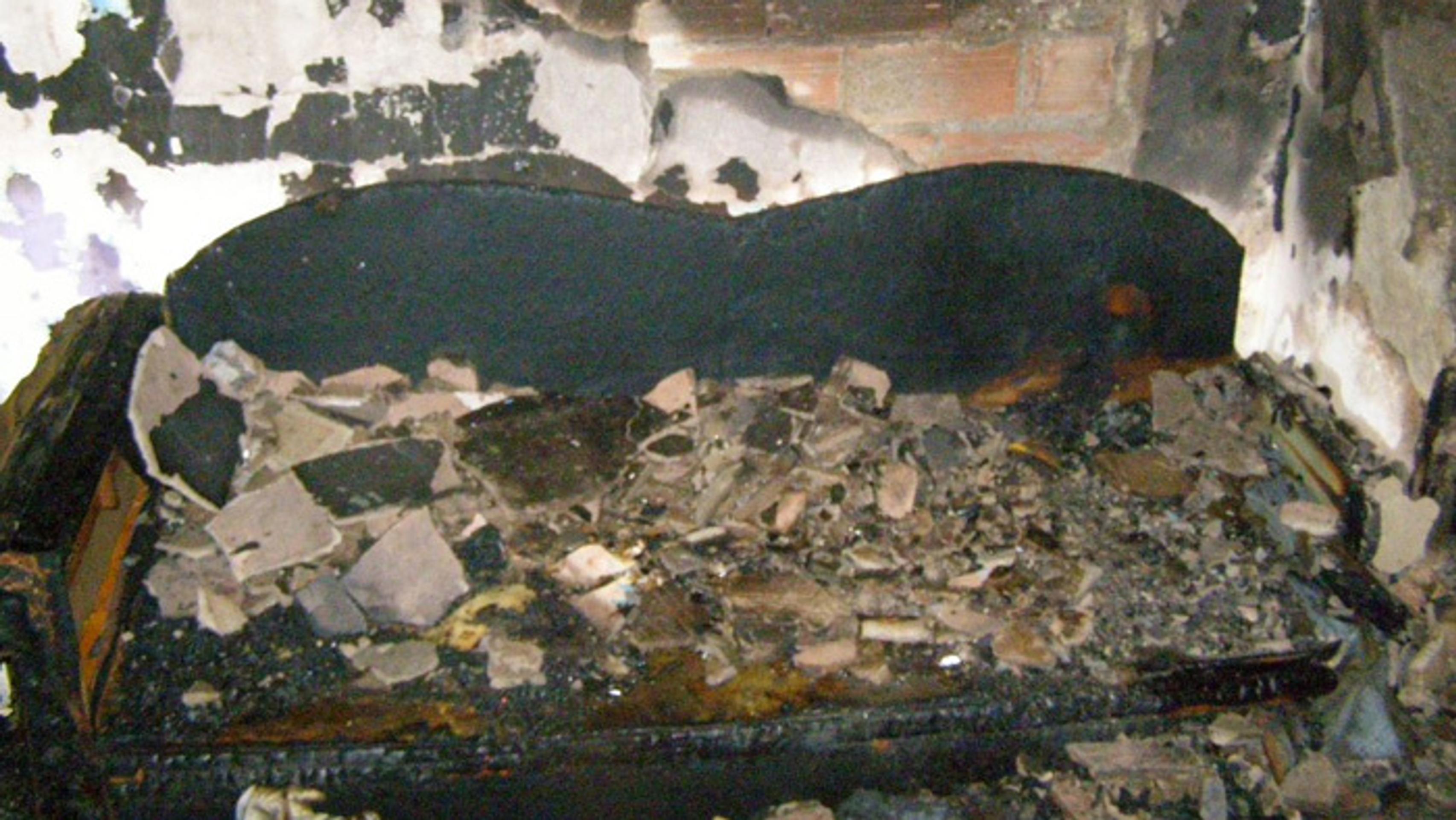 Zhorený gauč v činžiaku na Špačinskej ceste v Trnave.