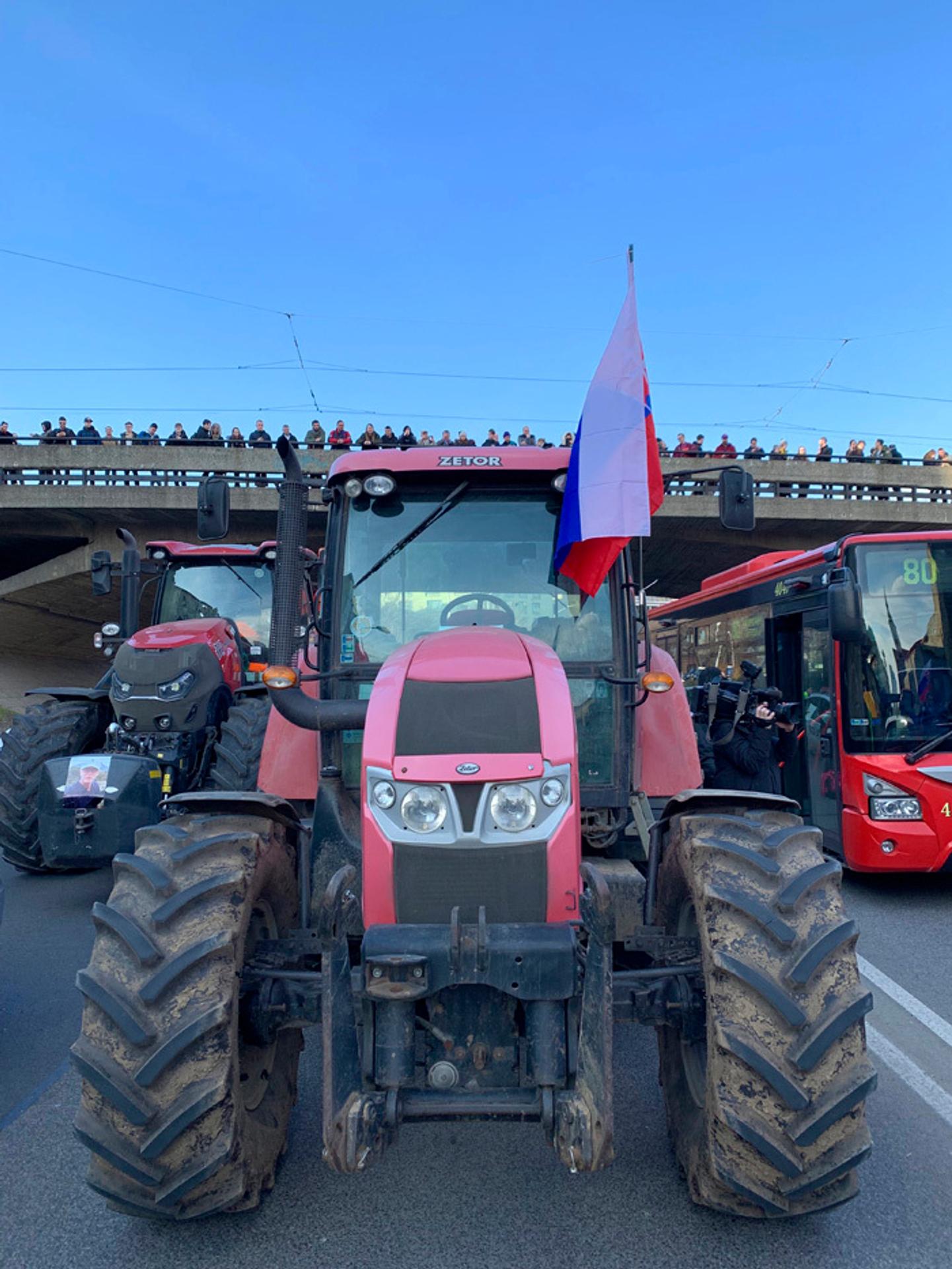 Na snímke tréner brankárov Ján Lašák v rozhovore s tretím brankárom Slovana Bratislava Michalom Vojvodom počas tréningu na zraze