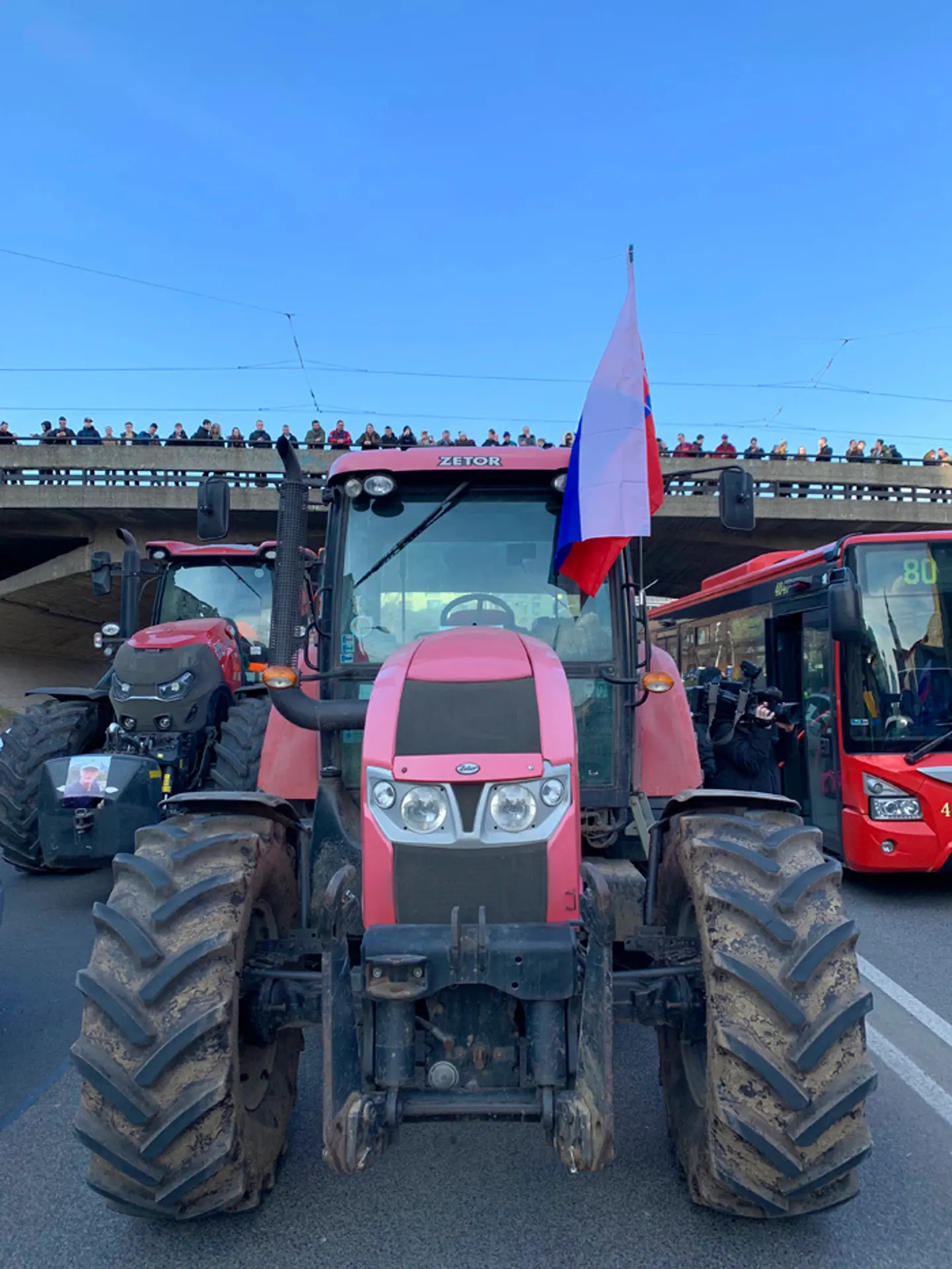 Na snímke tréner brankárov Ján Lašák v rozhovore s tretím brankárom Slovana Bratislava Michalom Vojvodom počas tréningu na zraze