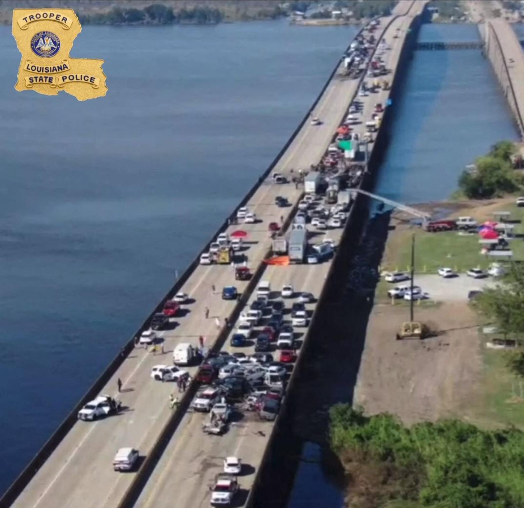 Spúšť na moste po hromadnej zrážke.