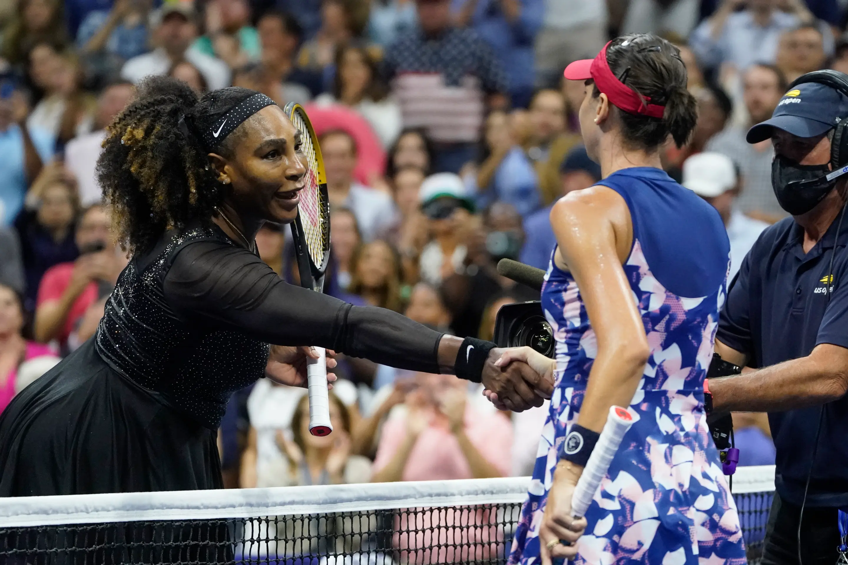 Serena Williamsová prehrala s Aljou Tomljanovičovou po trojhodinovej bitke 5:7, 7:6 (4) a 1:6.