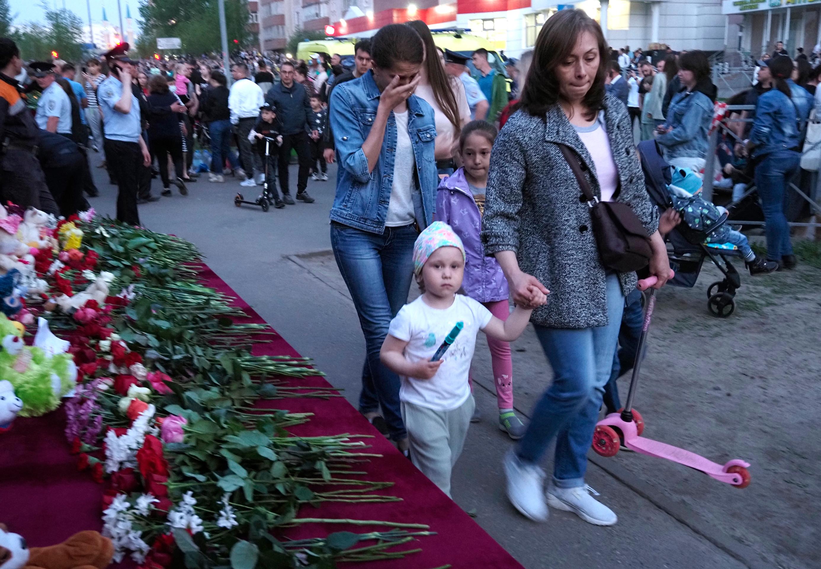 Ľudia vyjadrujú sústrasť po streľbe na škole v Kazani