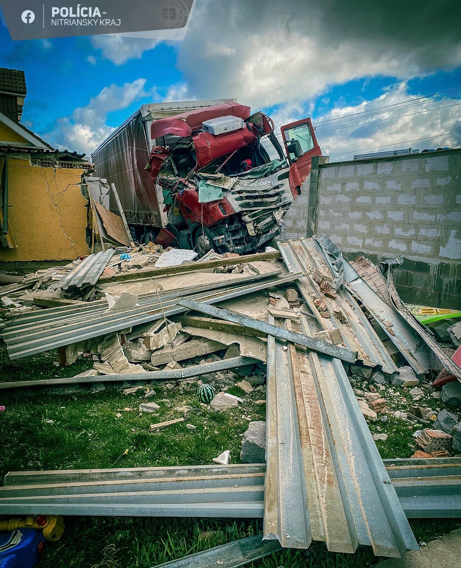 Nákladiak pri Nitre len o centimetre minul ľudí čakajúcich na zastávke