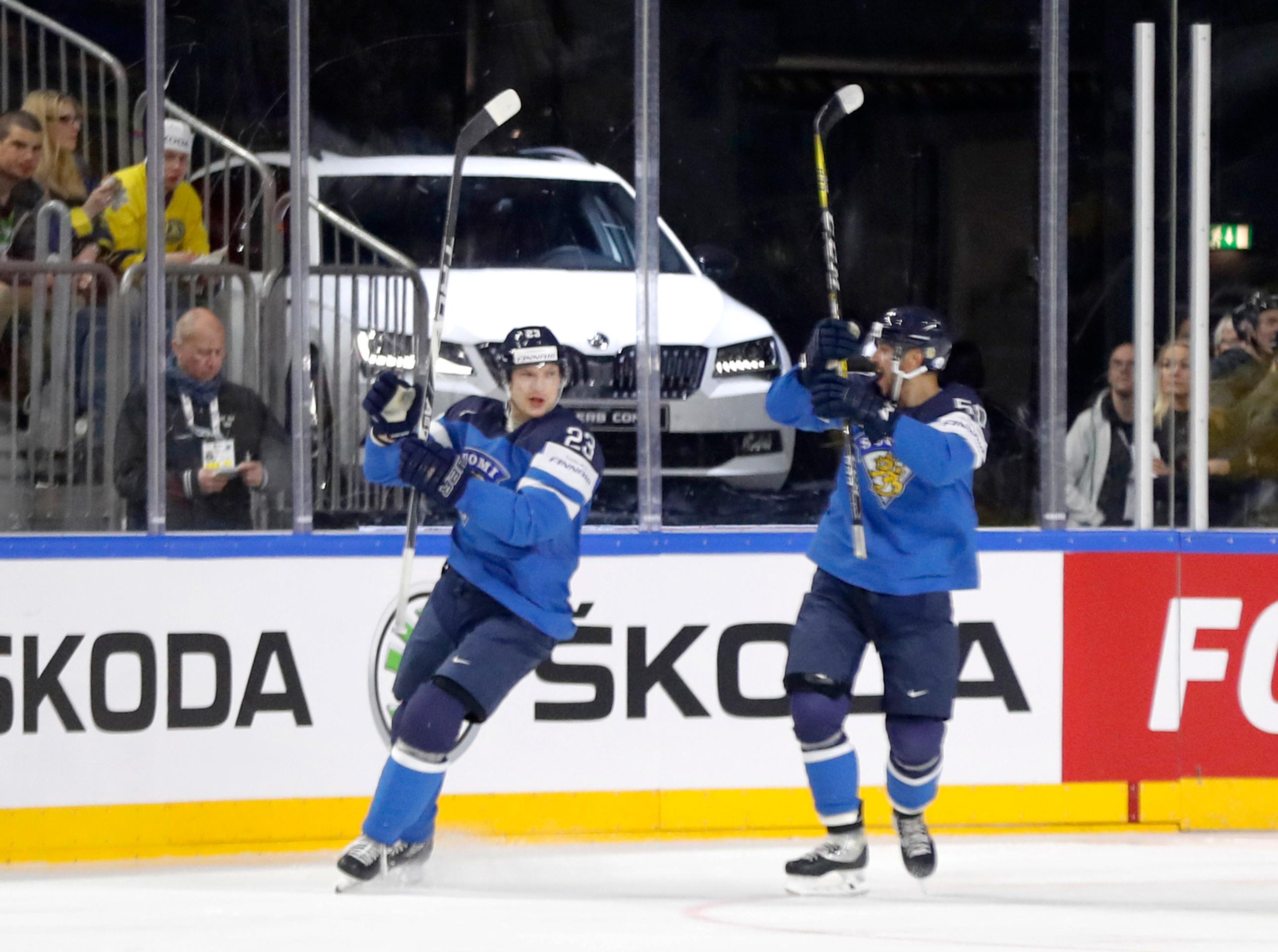 Fíni Jani Lajunen (vľavo) a Juhamatti Aaltonen sa tešia z gólu v semifinále MS 2017 proti Švédsku.