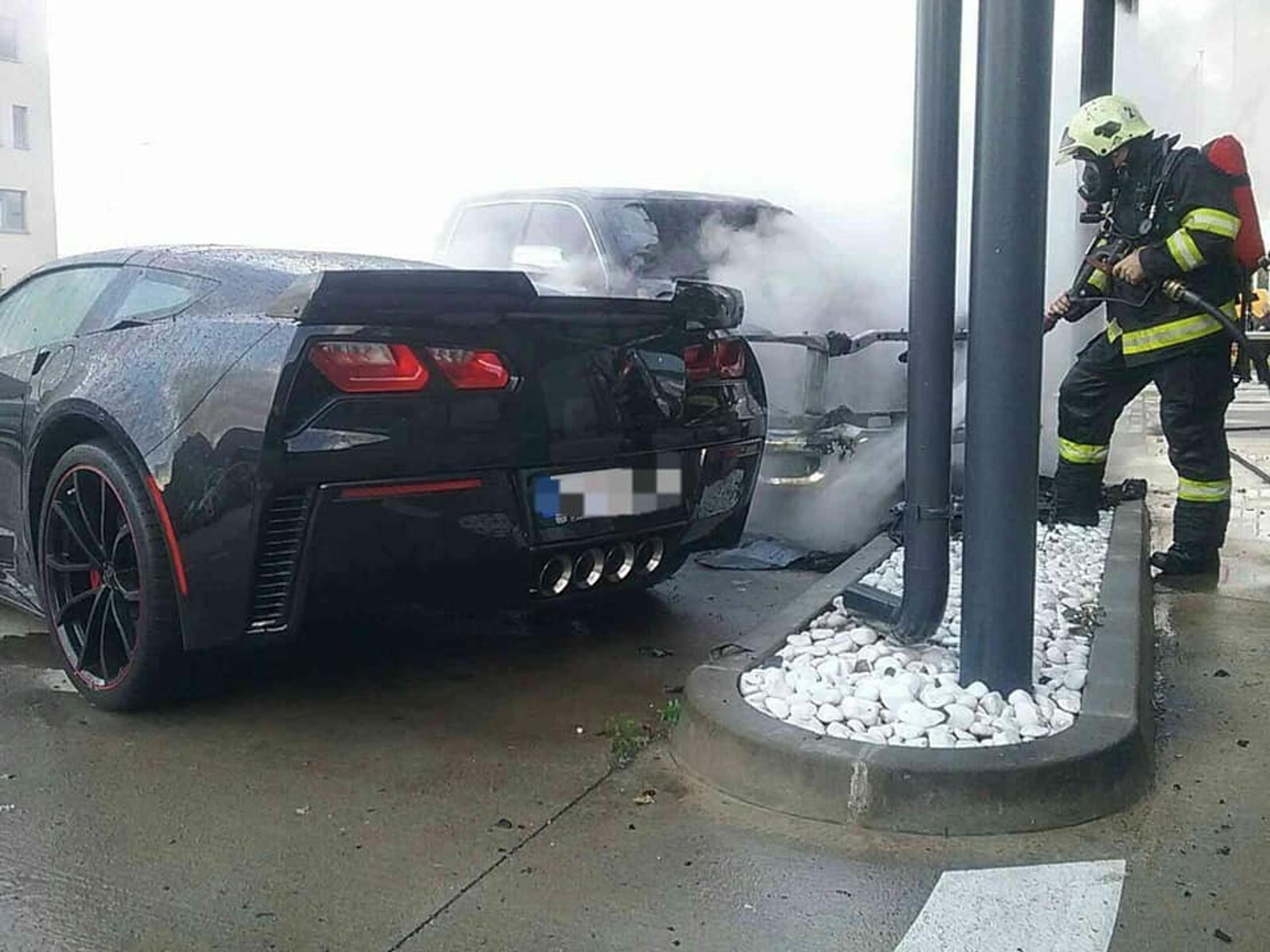 Horiace autá na Panónskej ulici.