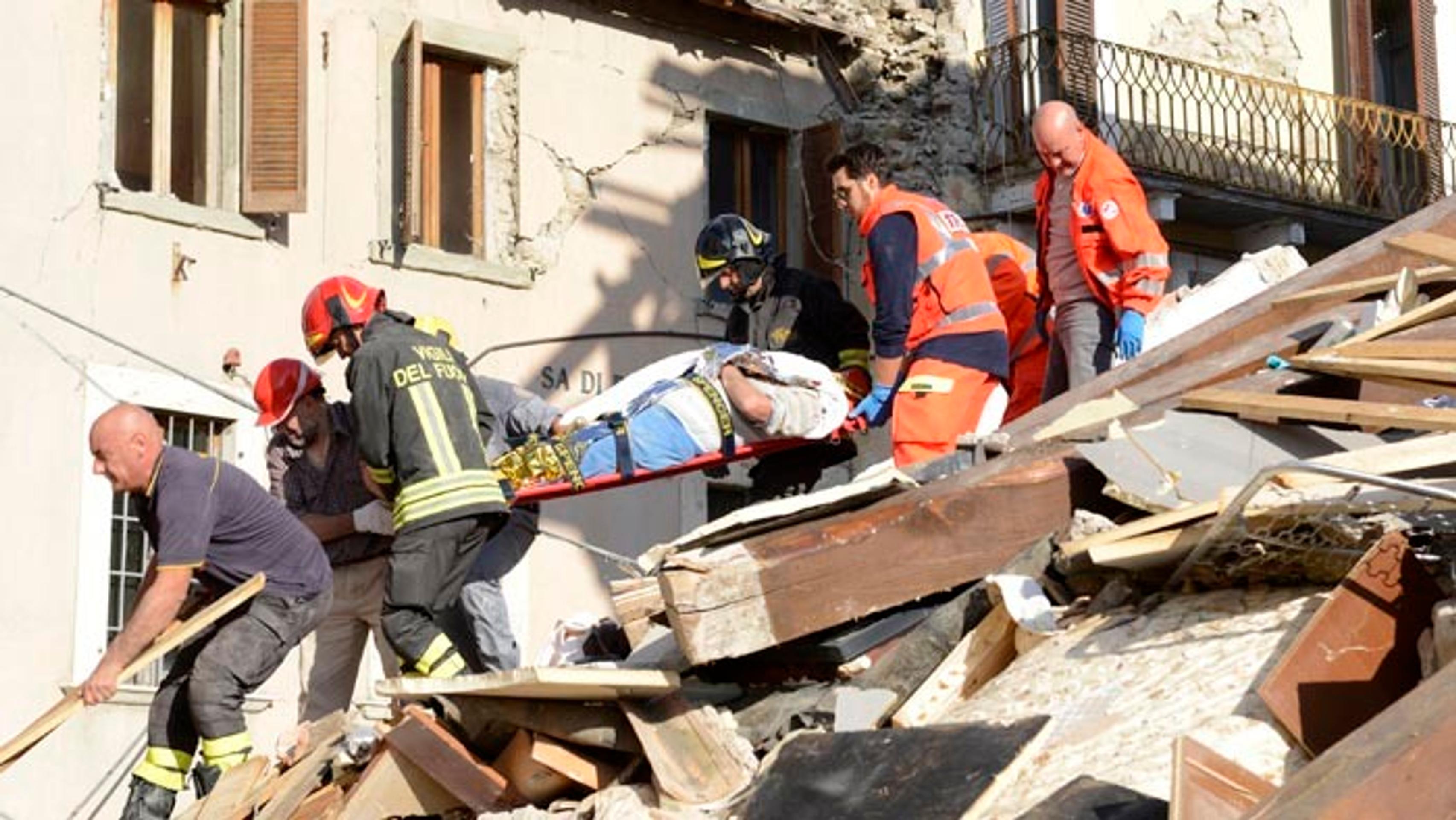 V sutinách uviazli ľudia.