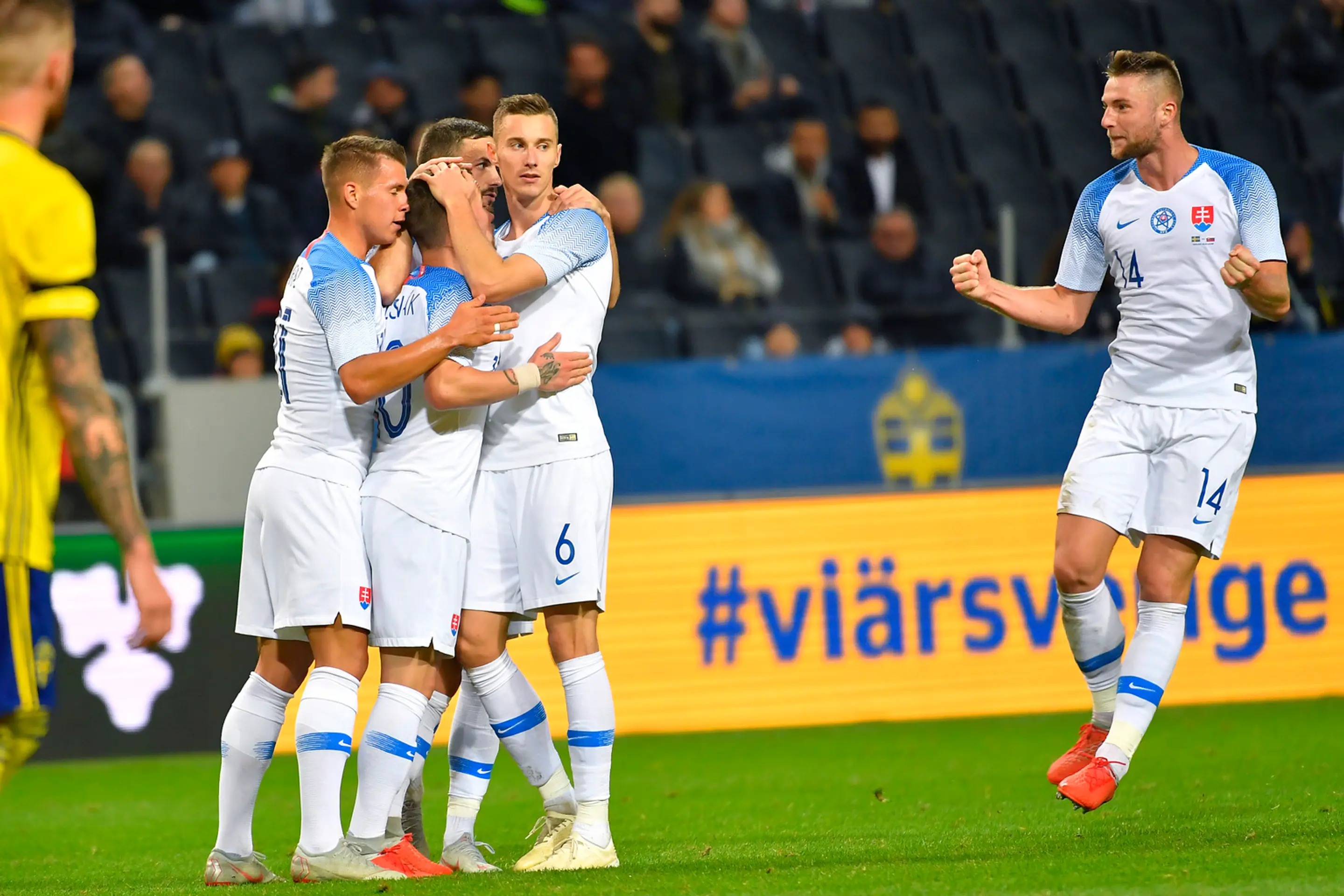 Slovenská radosť po góle v medzištátnom zápase vo Švédsku.