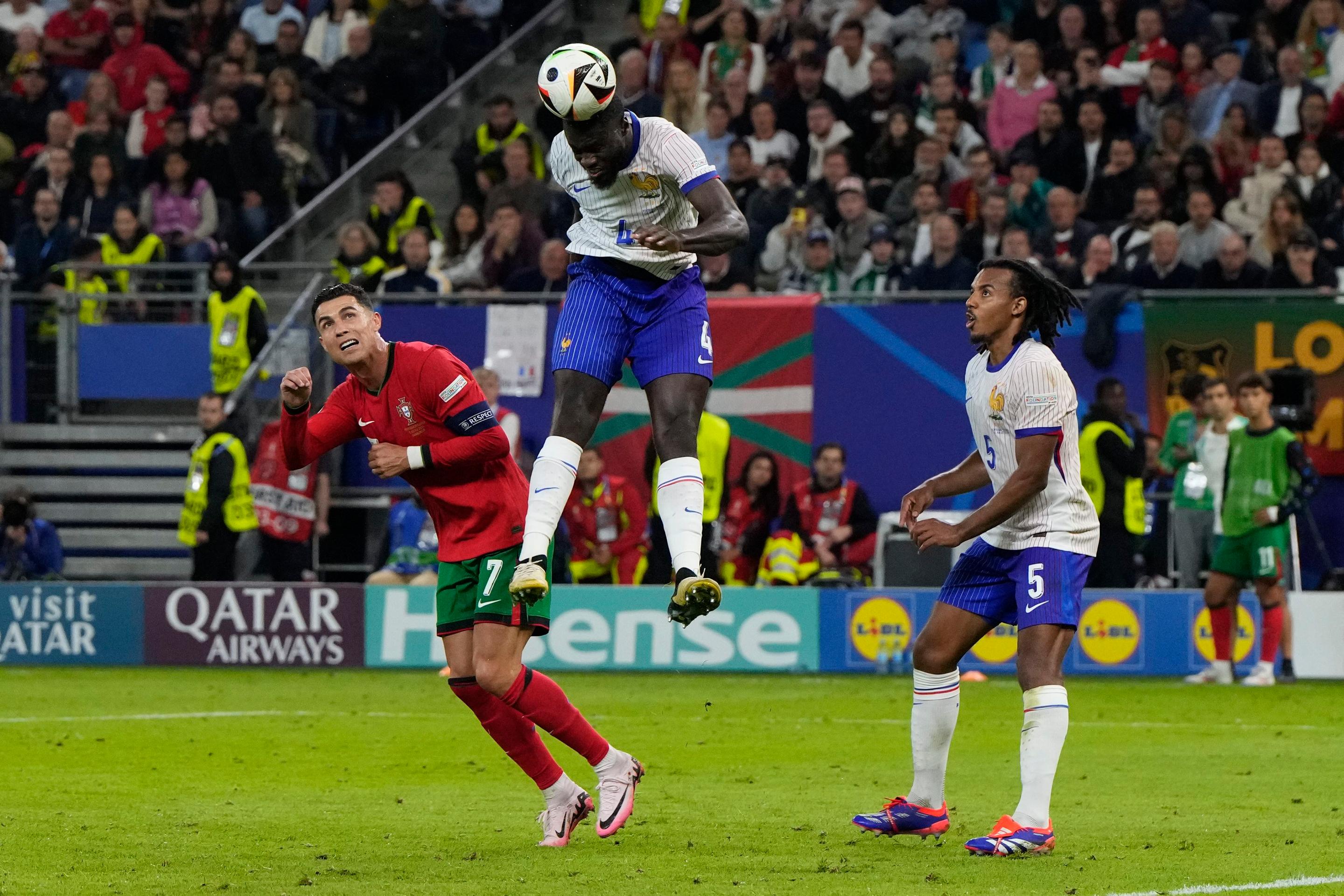 Dayot Upamecano hlavičkuje počas zápasu.