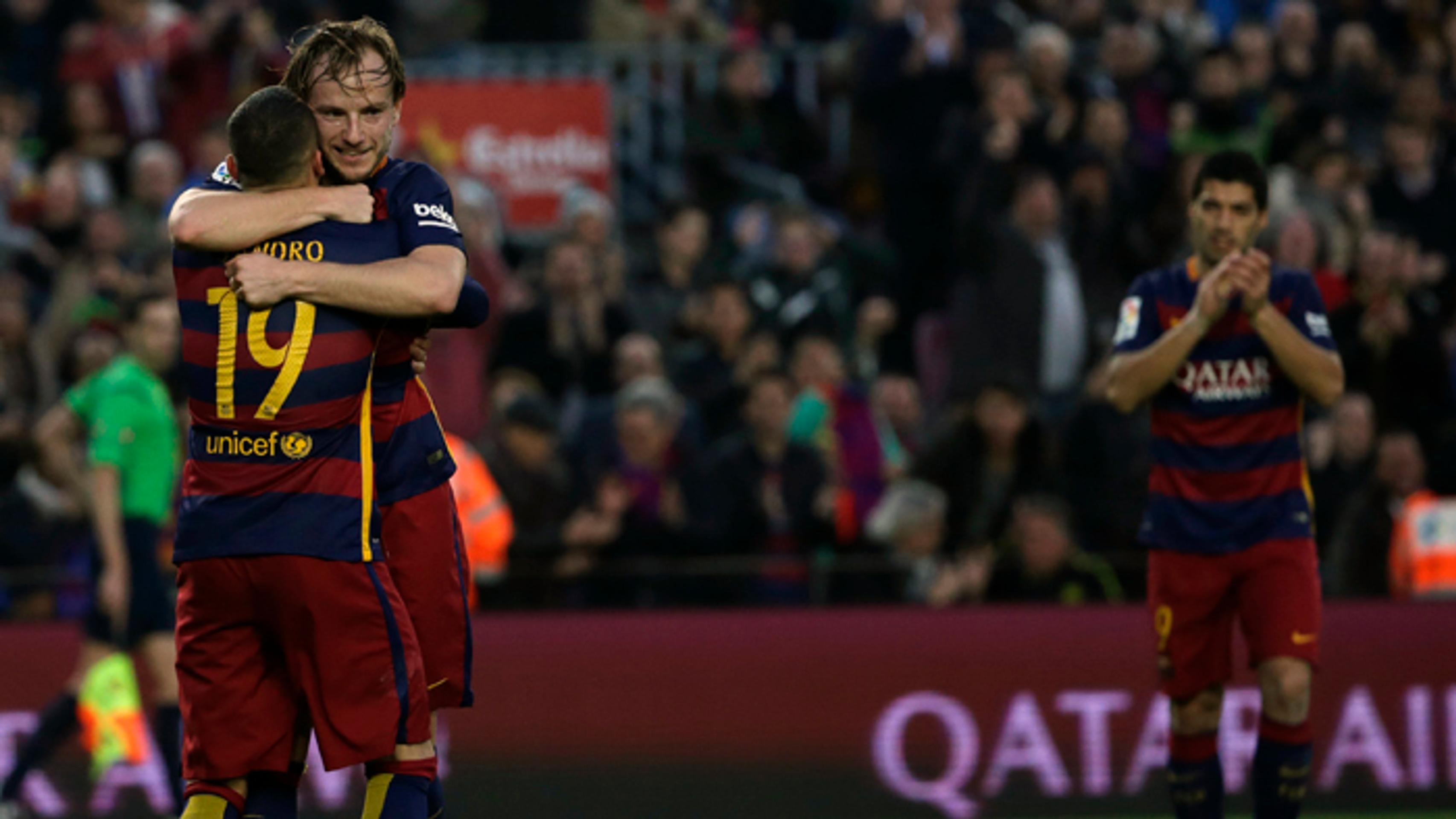 Ivan Rakitič (Barcelona) sa teší po strelení gólu do siete Deportivo Coruňa. 