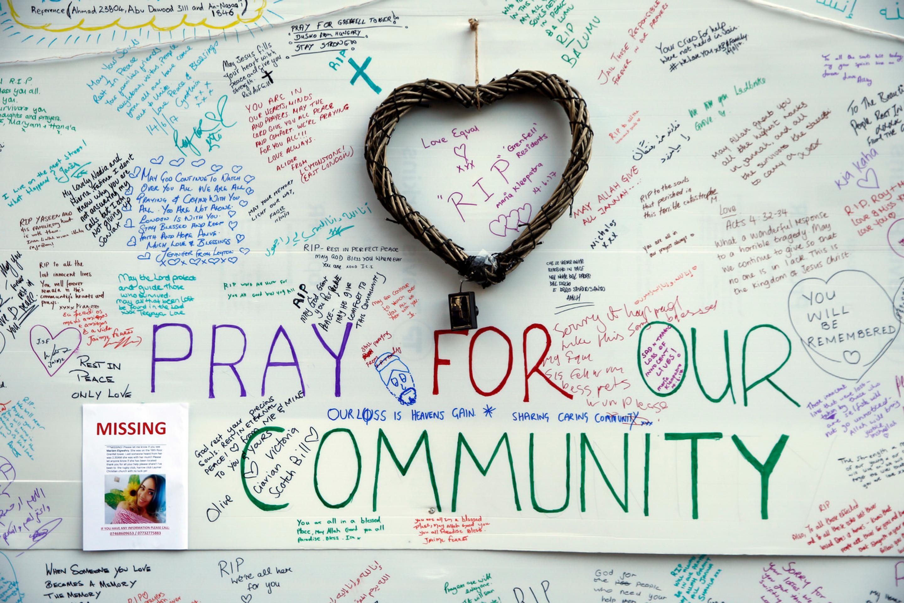 Ľudia vyjadrujú solidaritu s obeťami.