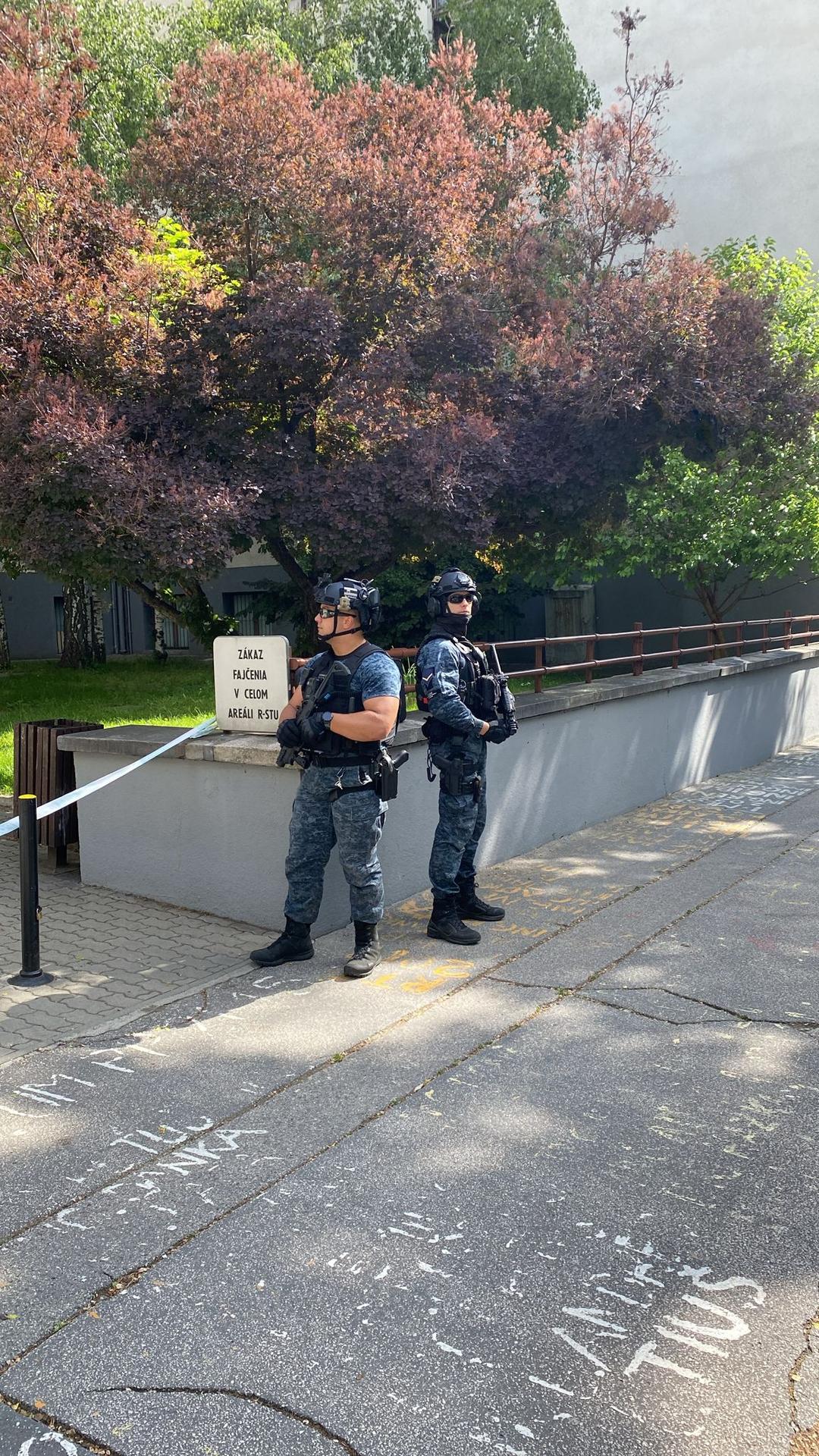Na Technickej univerzite v Bratislave zasahujú policajti.