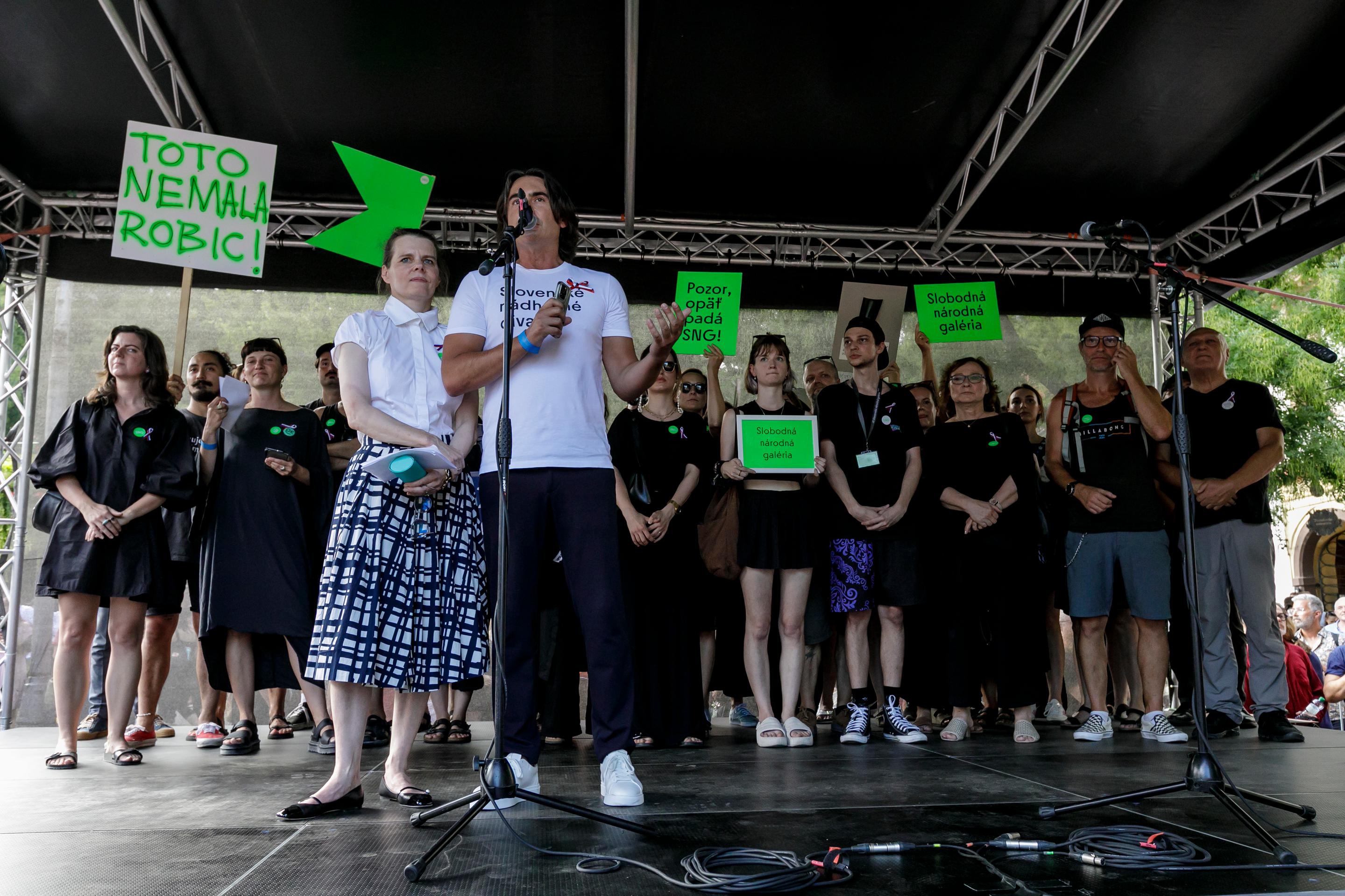 Na snímke zľava odvolaná generálna riaditeľka Slovenskej národnej galérie (SNG) Alexandra Kusá a odvolaný generálny riaditeľ Slovenského národného divadla (SND) Matej Drlička stoja na pódiu počas protestného z