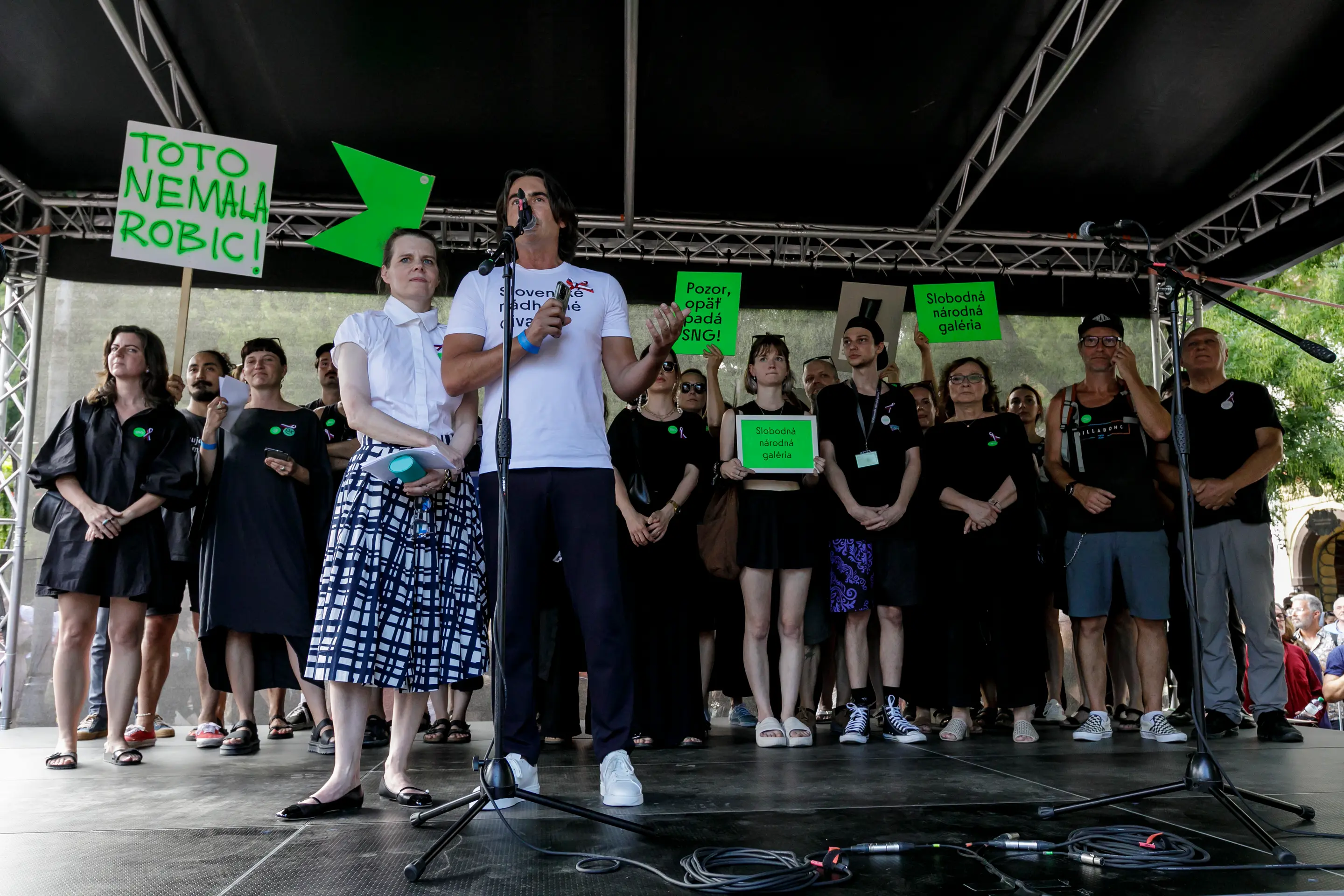 Na snímke zľava odvolaná generálna riaditeľka Slovenskej národnej galérie (SNG) Alexandra Kusá a odvolaný generálny riaditeľ Slovenského národného divadla (SND) Matej Drlička stoja na pódiu počas protestného z