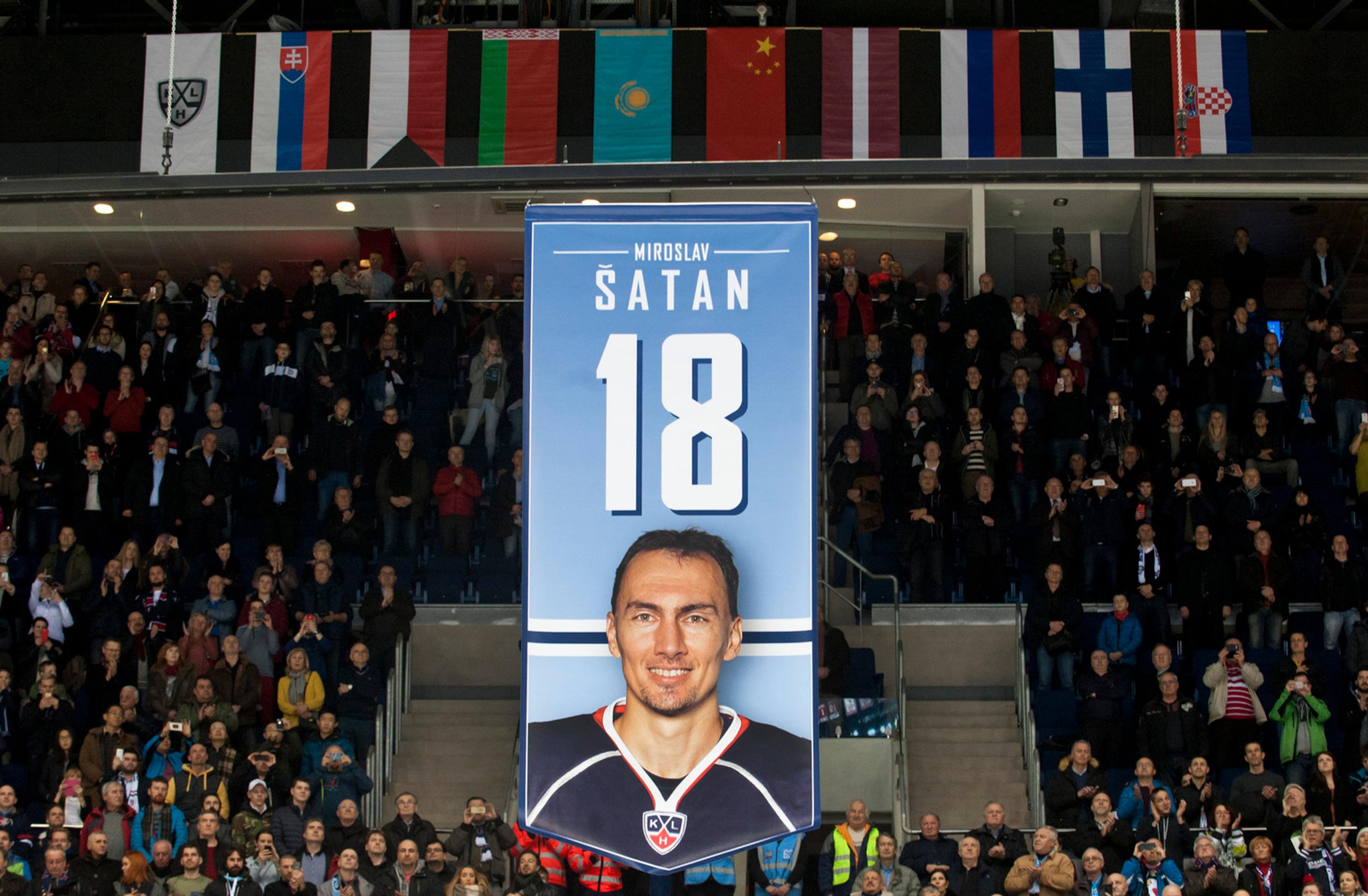 Vyvesenie tabule Miroslava Šatana na Štadióne Ondreja Nepelu pred zápasom KHL Slovana s Červenou hviezdou Kchun-lun.