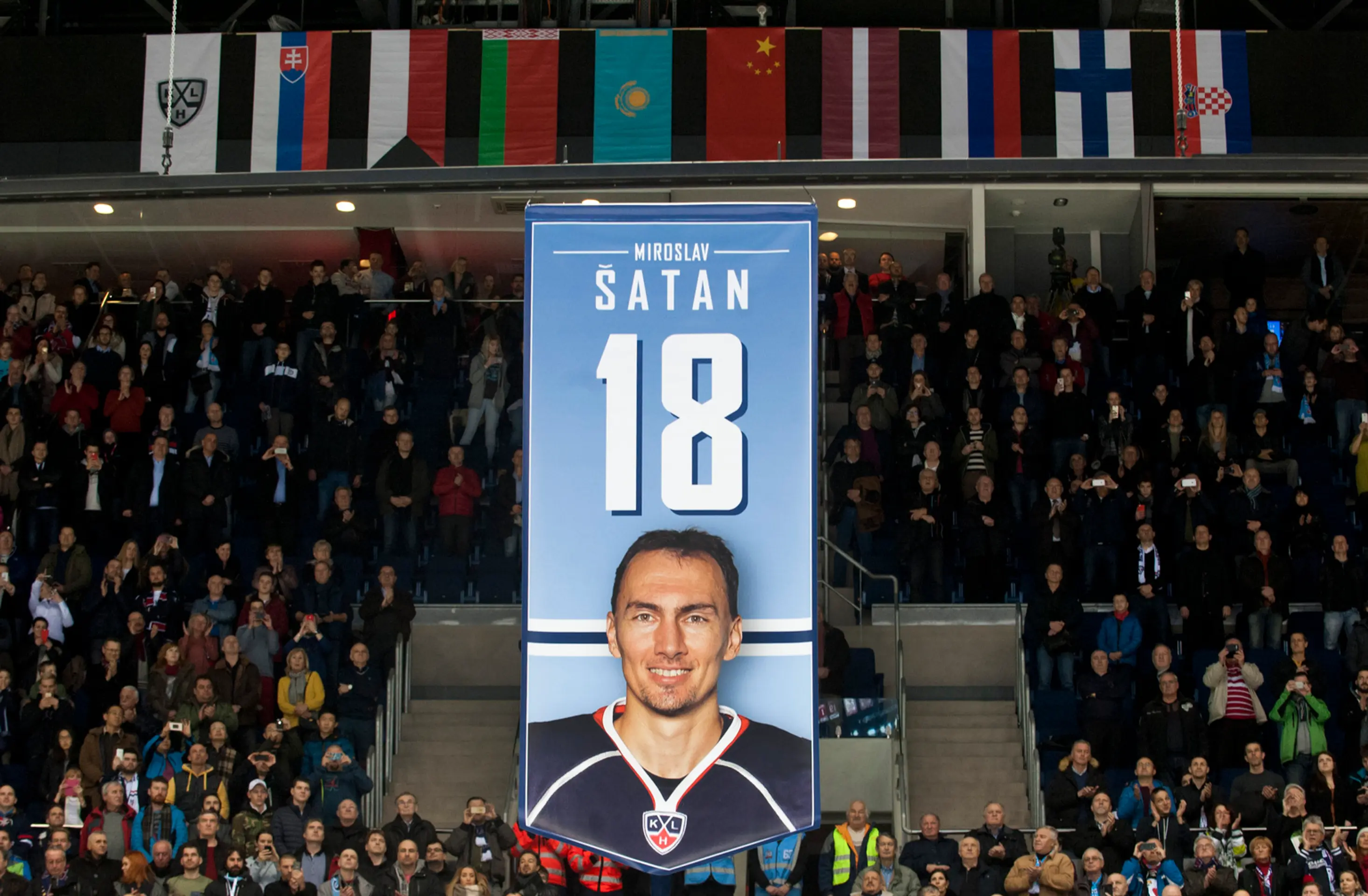 Vyvesenie tabule Miroslava Šatana na Štadióne Ondreja Nepelu pred zápasom KHL Slovana s Červenou hviezdou Kchun-lun.