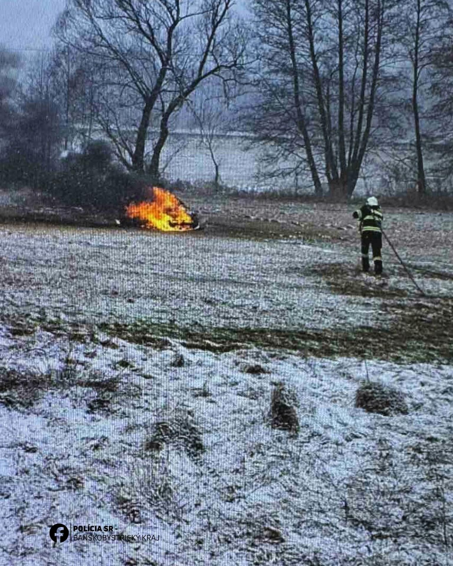 Auto zhorelo do tla aj s vodičom.