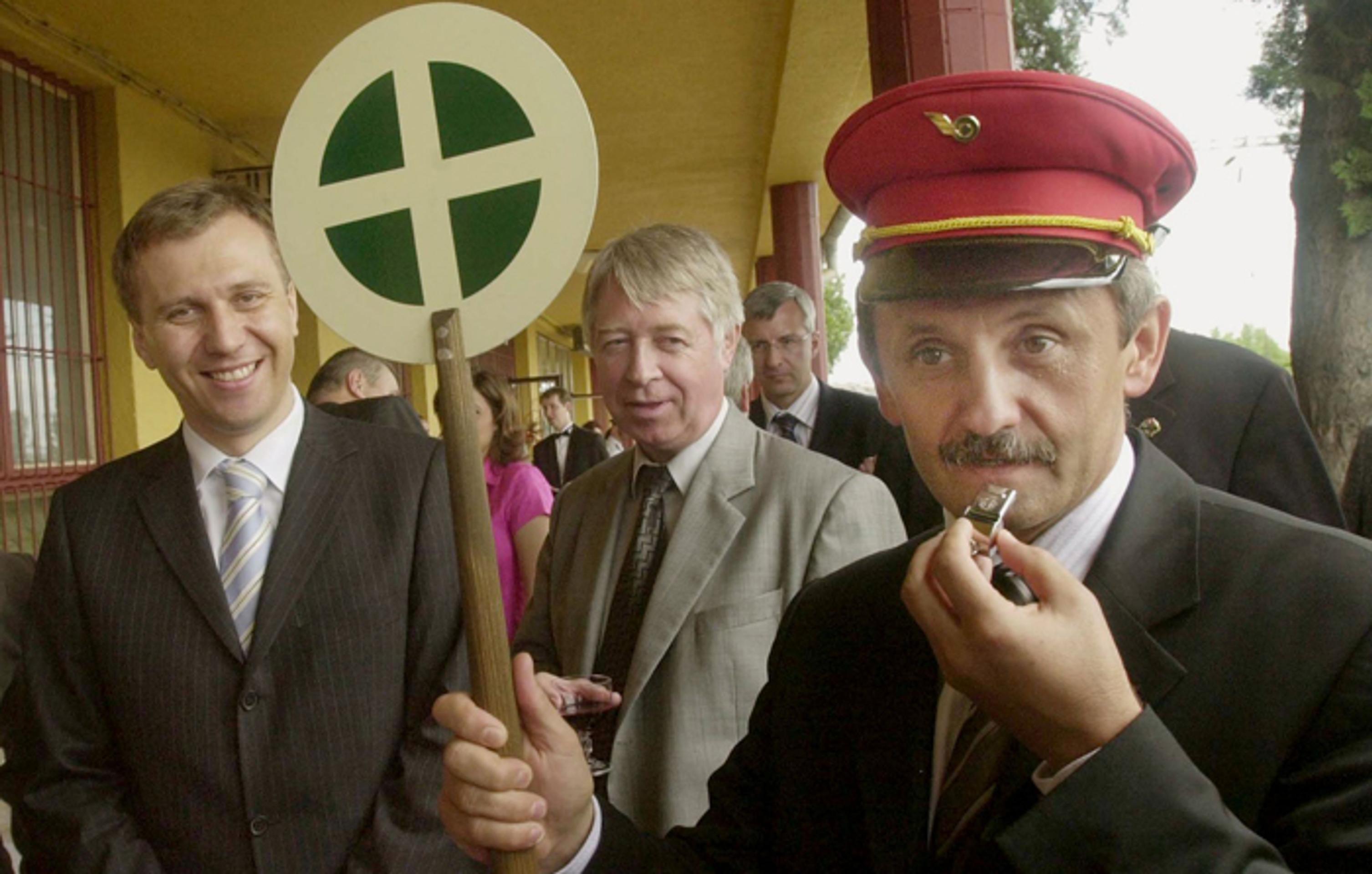 Na snímke z 11. júna 2004 vtedajší premiér Mikuláš Dzurinda sa počas výjazdu v Pezinku.