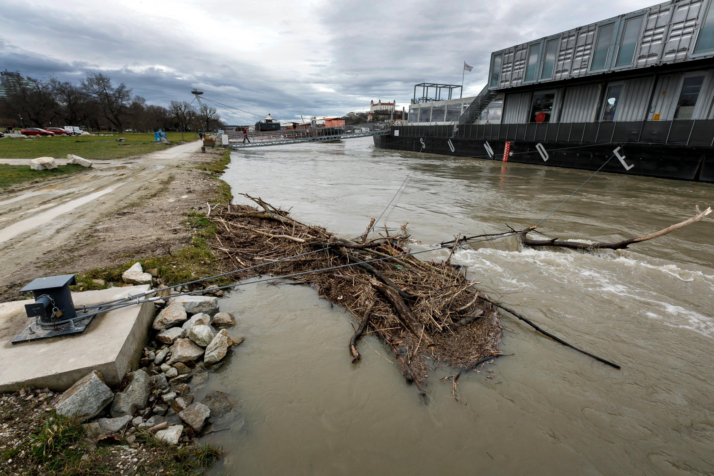 Pohľad na vysokú hladinu rieky Dunaj na Tyršovom nábreží v Bratislave.