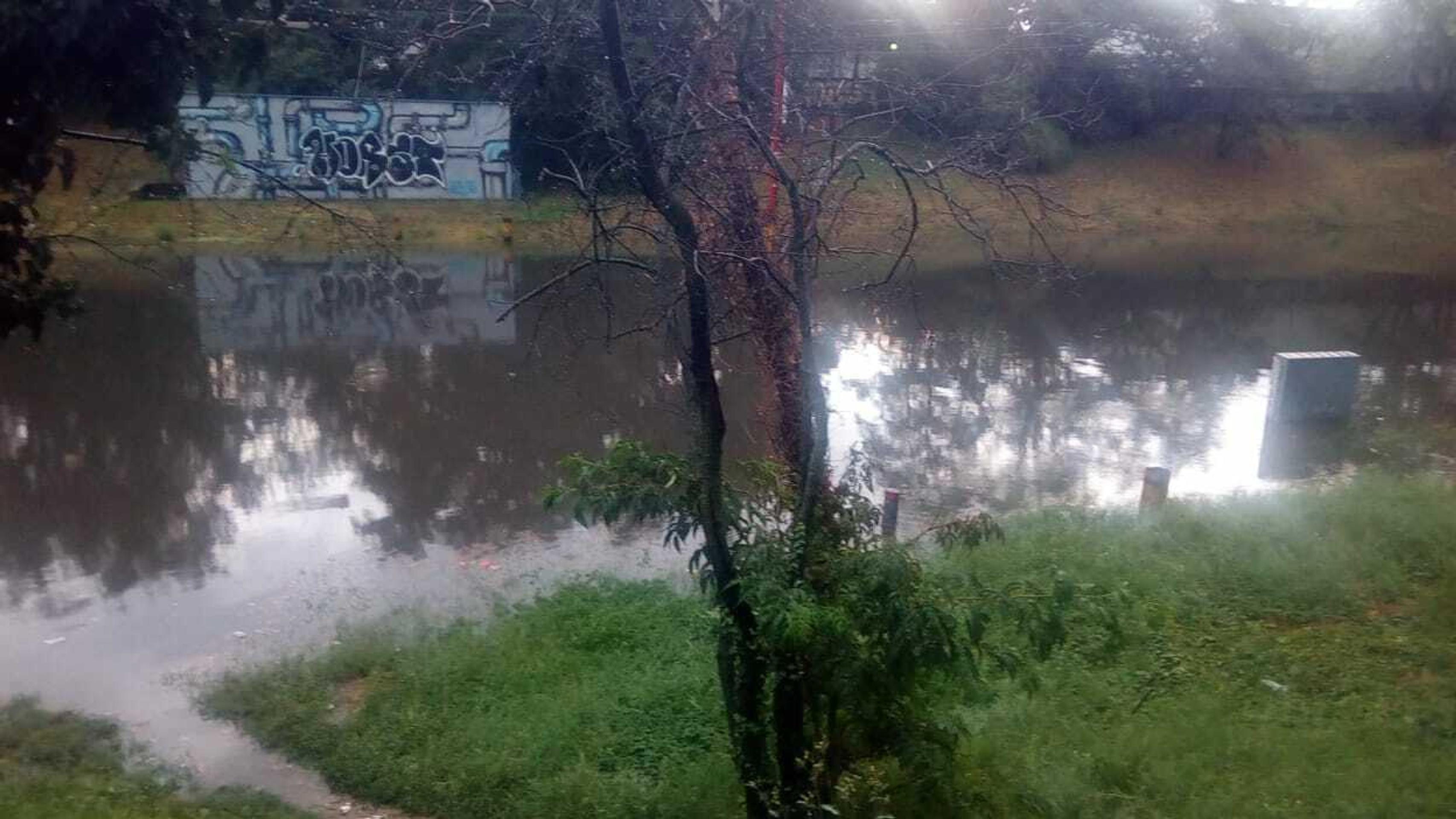 Zatopená ulica vo Vrakuni.