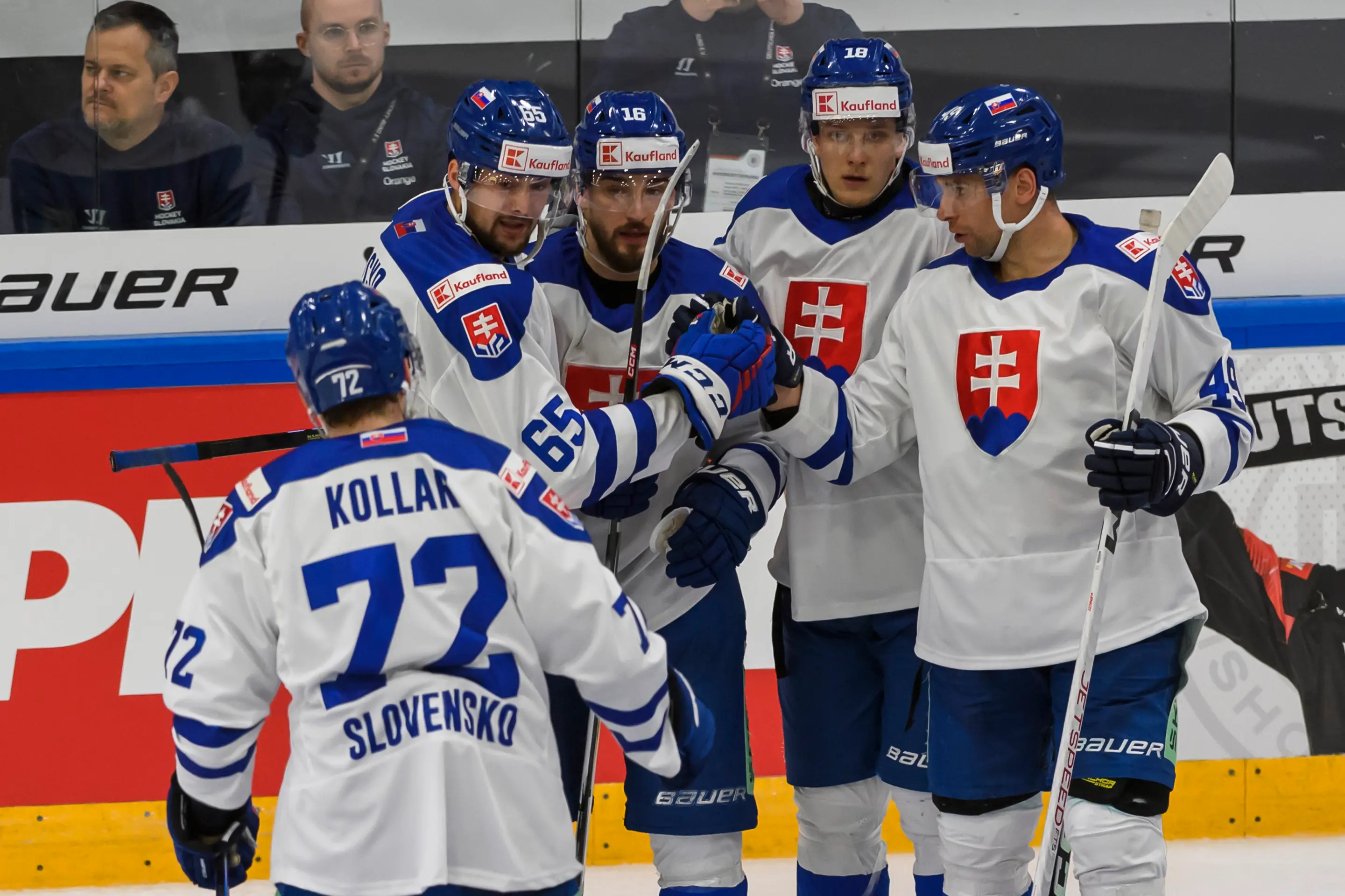 Na snímke slovenskí hokejisti sa tešia z gólu, zľava Andrej Kollár, Martin Bučko, Róbert Lantoši, Andrej Kukuča a Samuel Takáč.