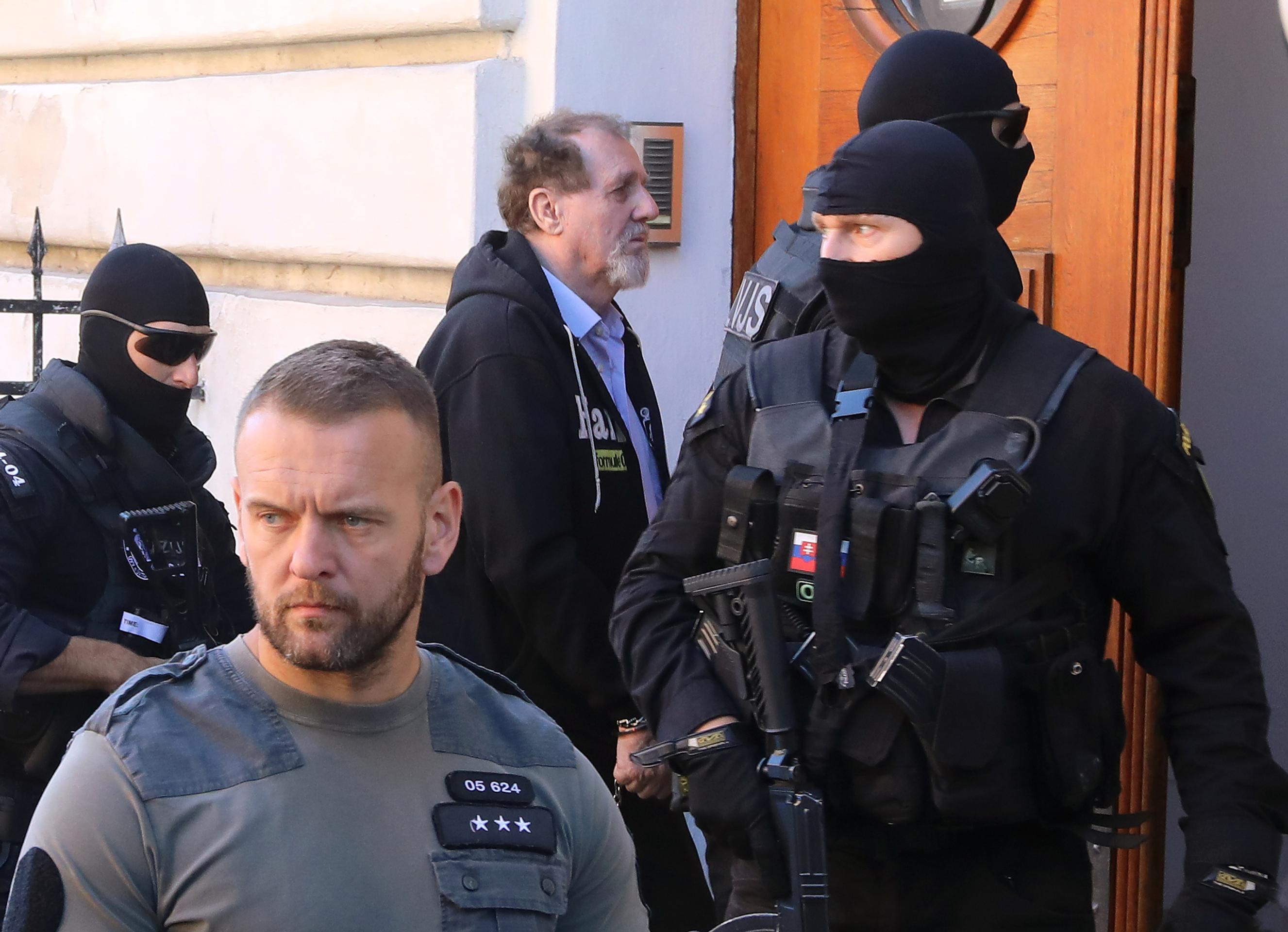 Juraj Cintula je v sprievode polície eskortovaný do budovy súdu