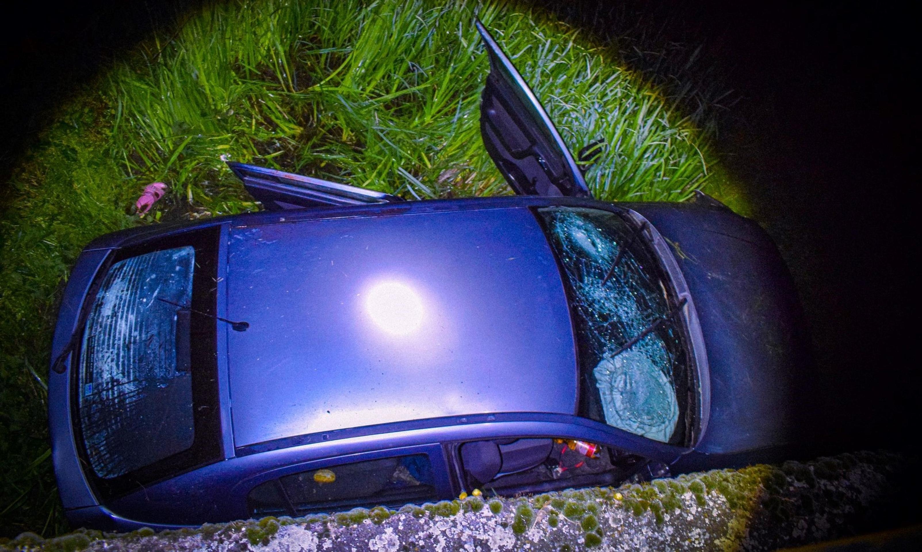 Opitý vodič bez vodičáku pri Leviciach viezol tri malé deti. Skončili v priekope pod mostom.