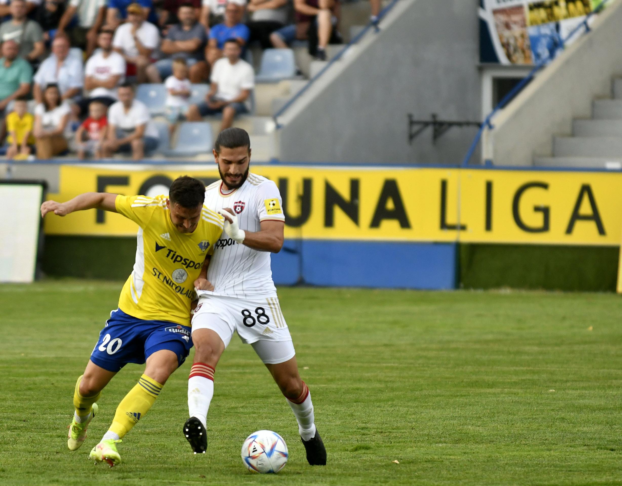 Zľava hráč MFK Zemplín Michalovce Lukáš Jánošík a hráč FC Spartak Trnava Kyriakos Savvidis v 5. kole Fortuna ligy.