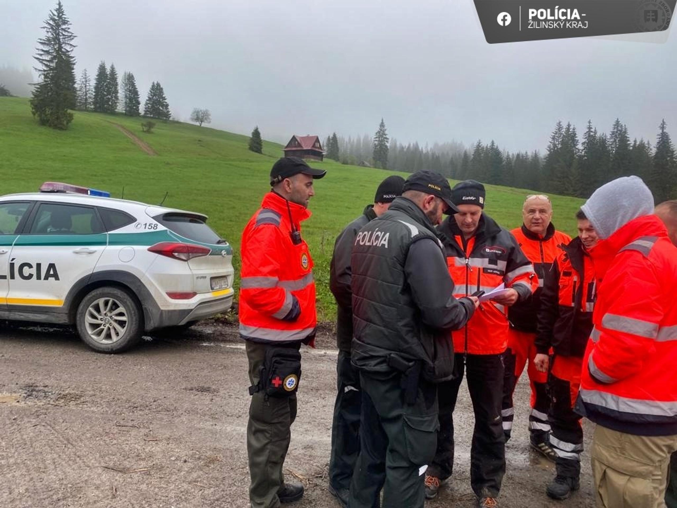 Záchranári pátrajú po zmiznutom lietadle. 