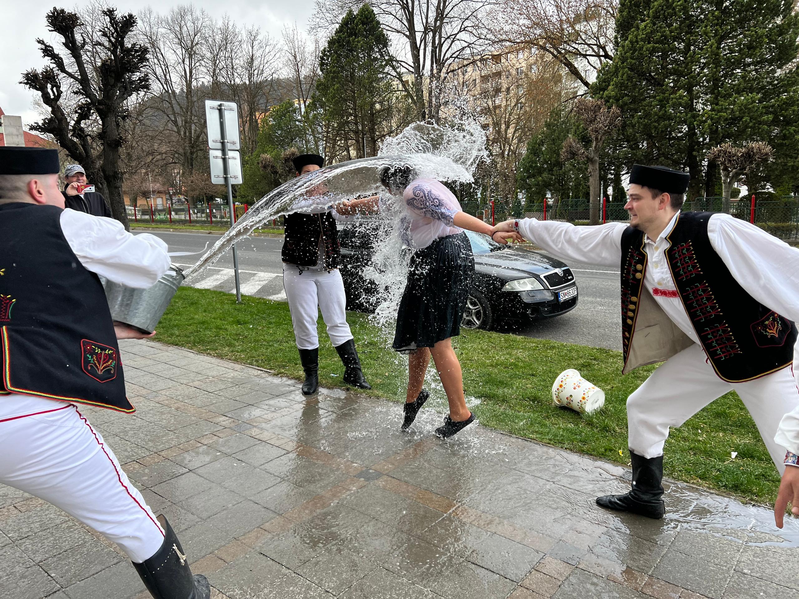 Členovia Folklórneho súboru Krompašan z Krompách oblievali a šibali svoje kolegyne nielen v meste, ale i v susednej obci Slovinky.
