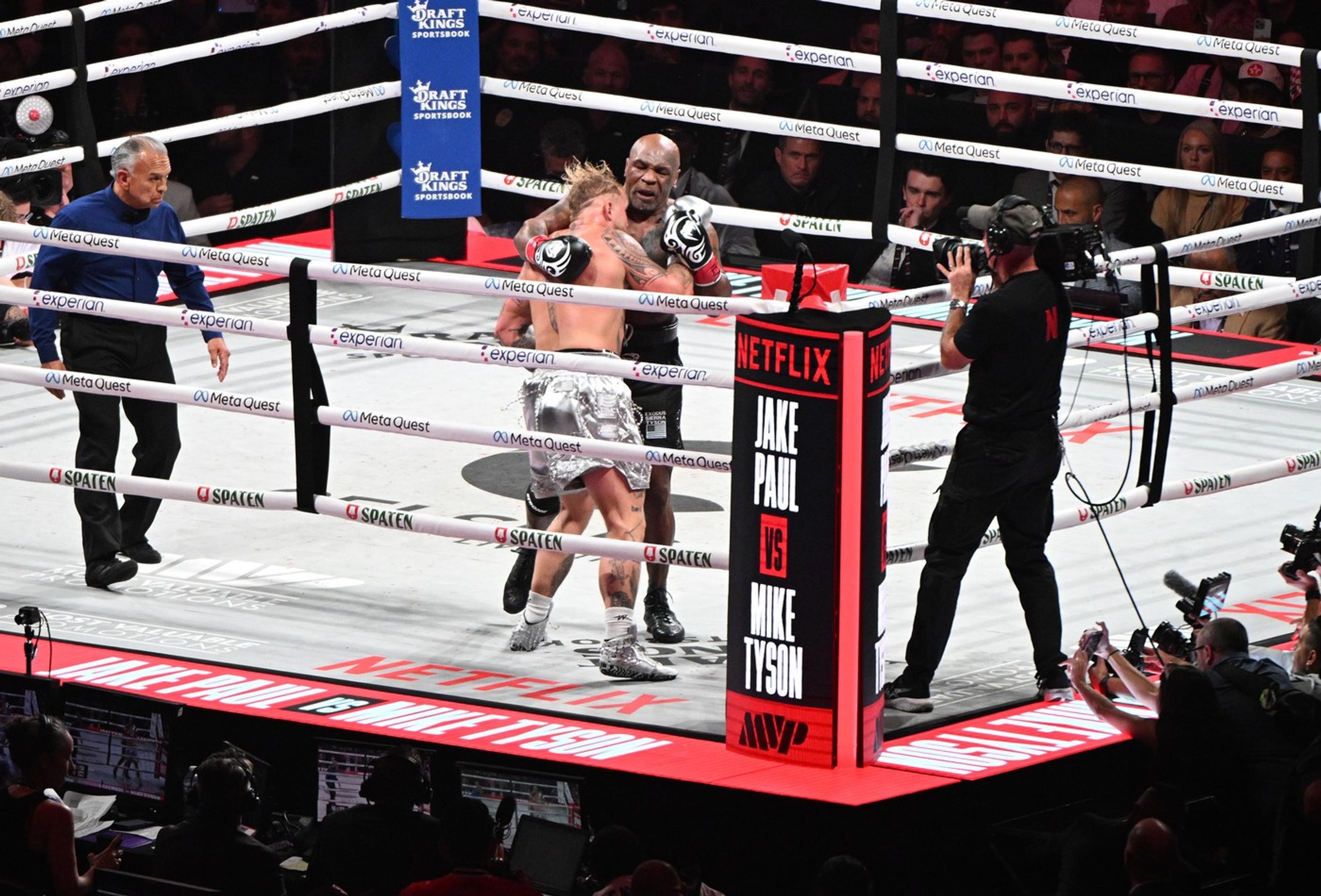 Hviezda sociálnych sietí Jake Paul porazil boxerskú legendu Mikea Tysona