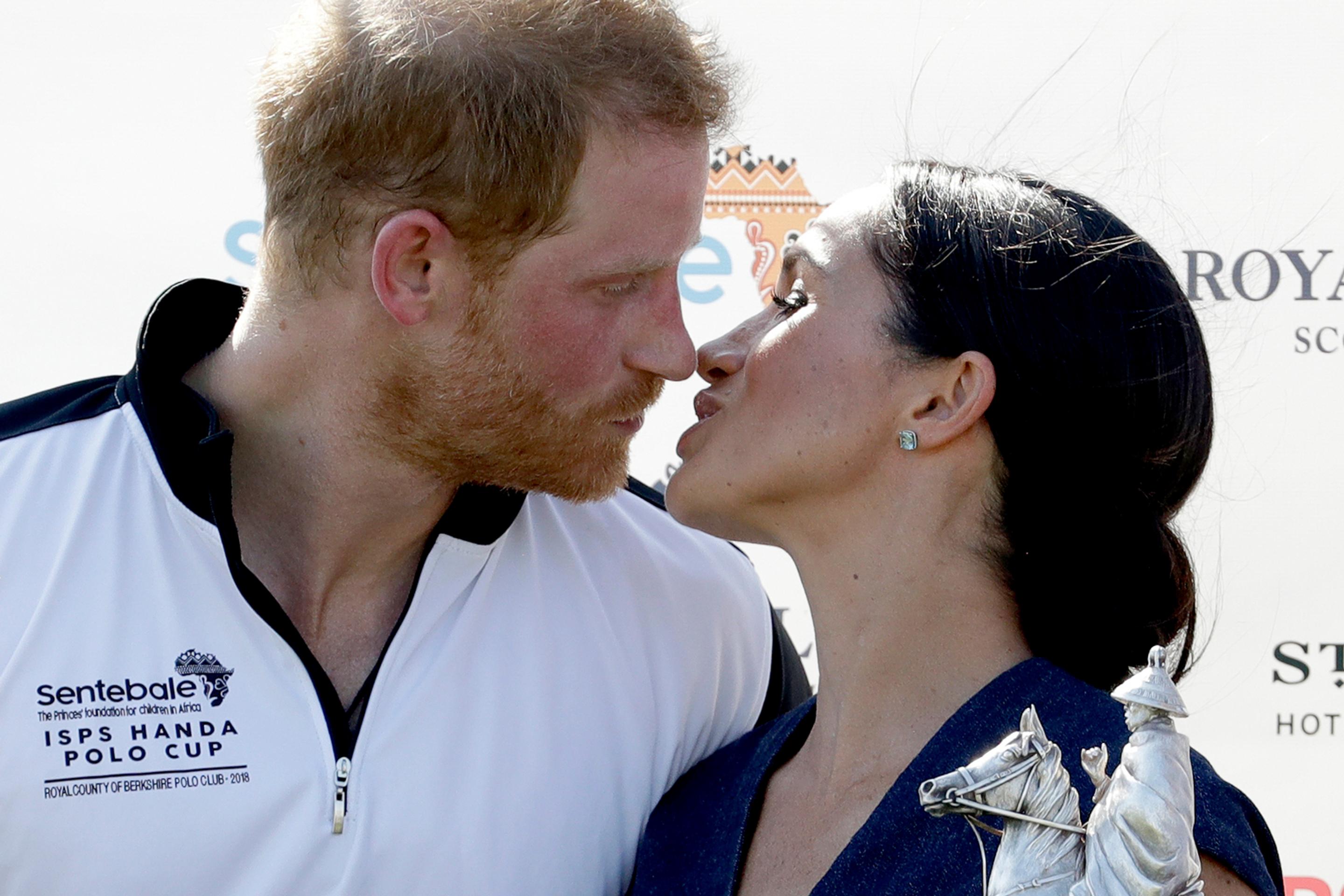 Meghan Markle a princ Harry sa pobozkali na verejnosti.
