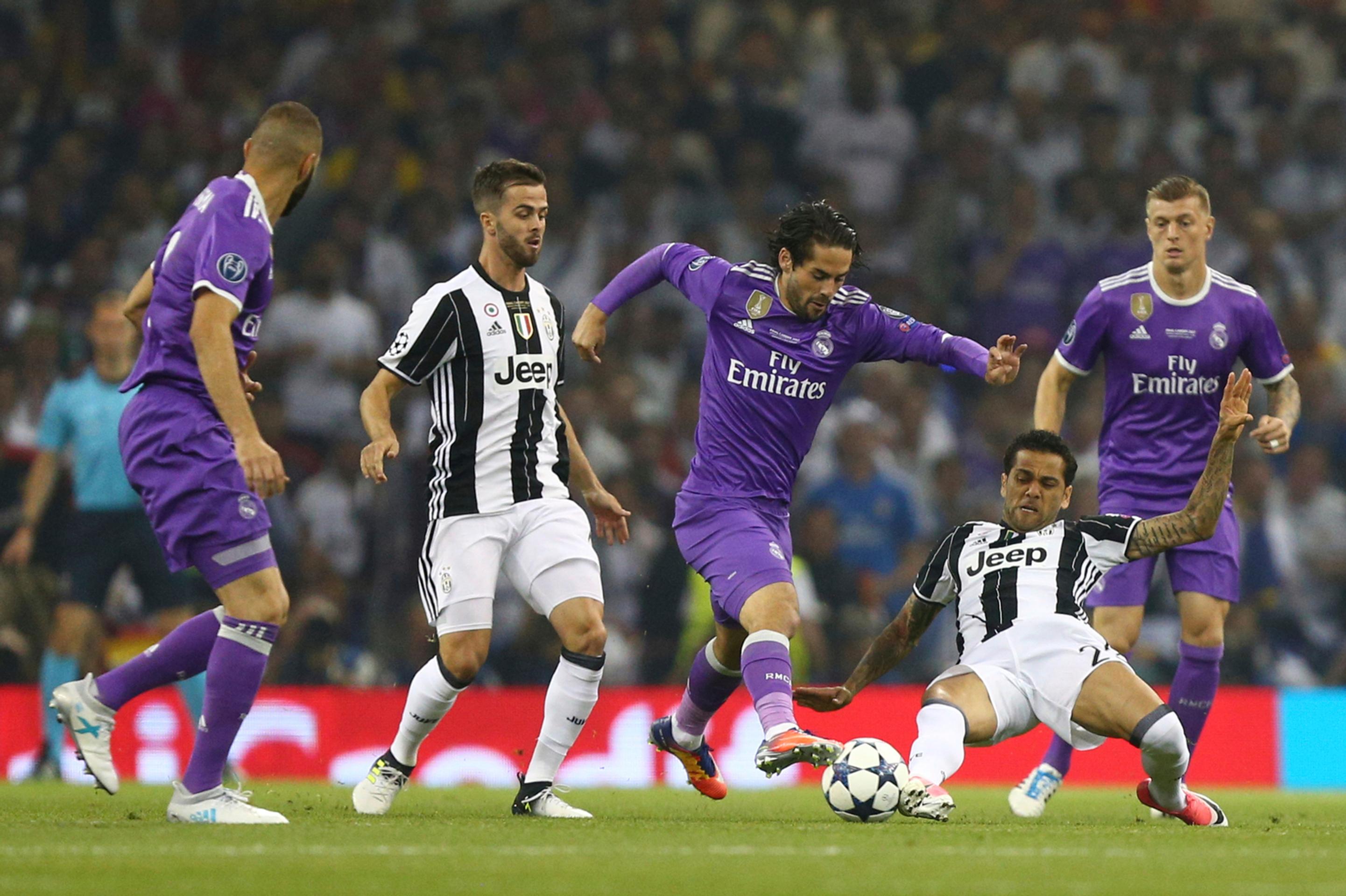 Dani Alves (Juventus) v súboji o loptu s Iscom (Real Madrid).