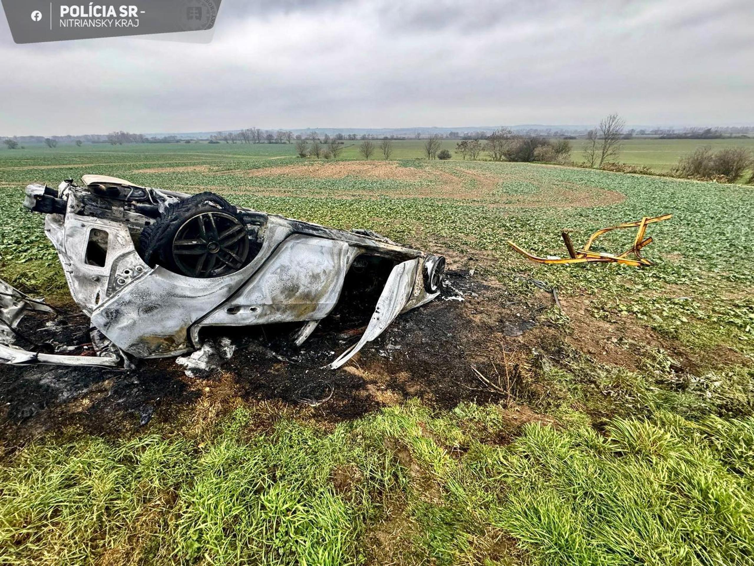 Auto po náraze zachvátili plamene.