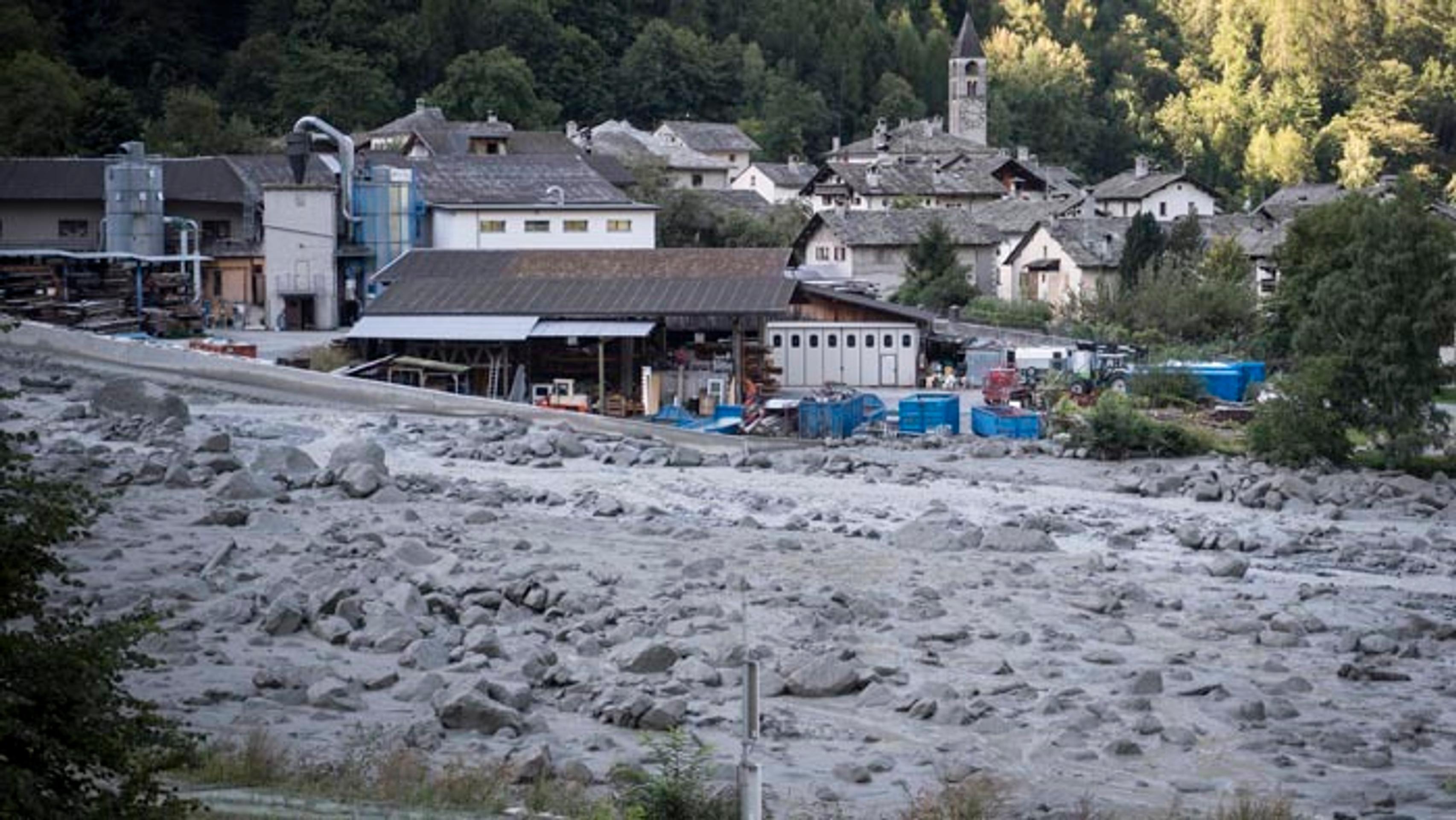 Vo švajčiarskych Alpách sa zosunula časť hory.