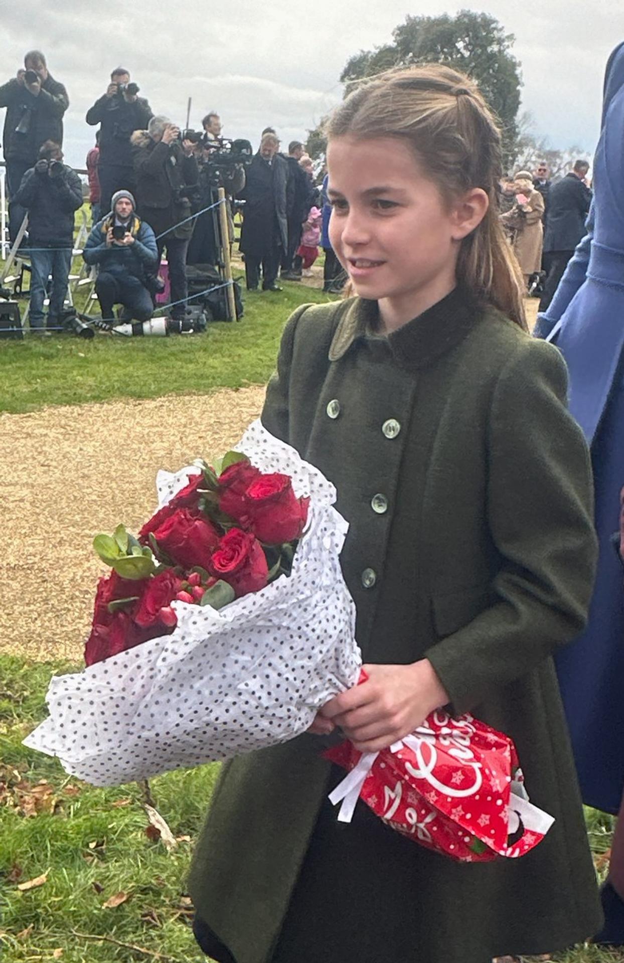 Princezná Charlotte si preberá kvety. 