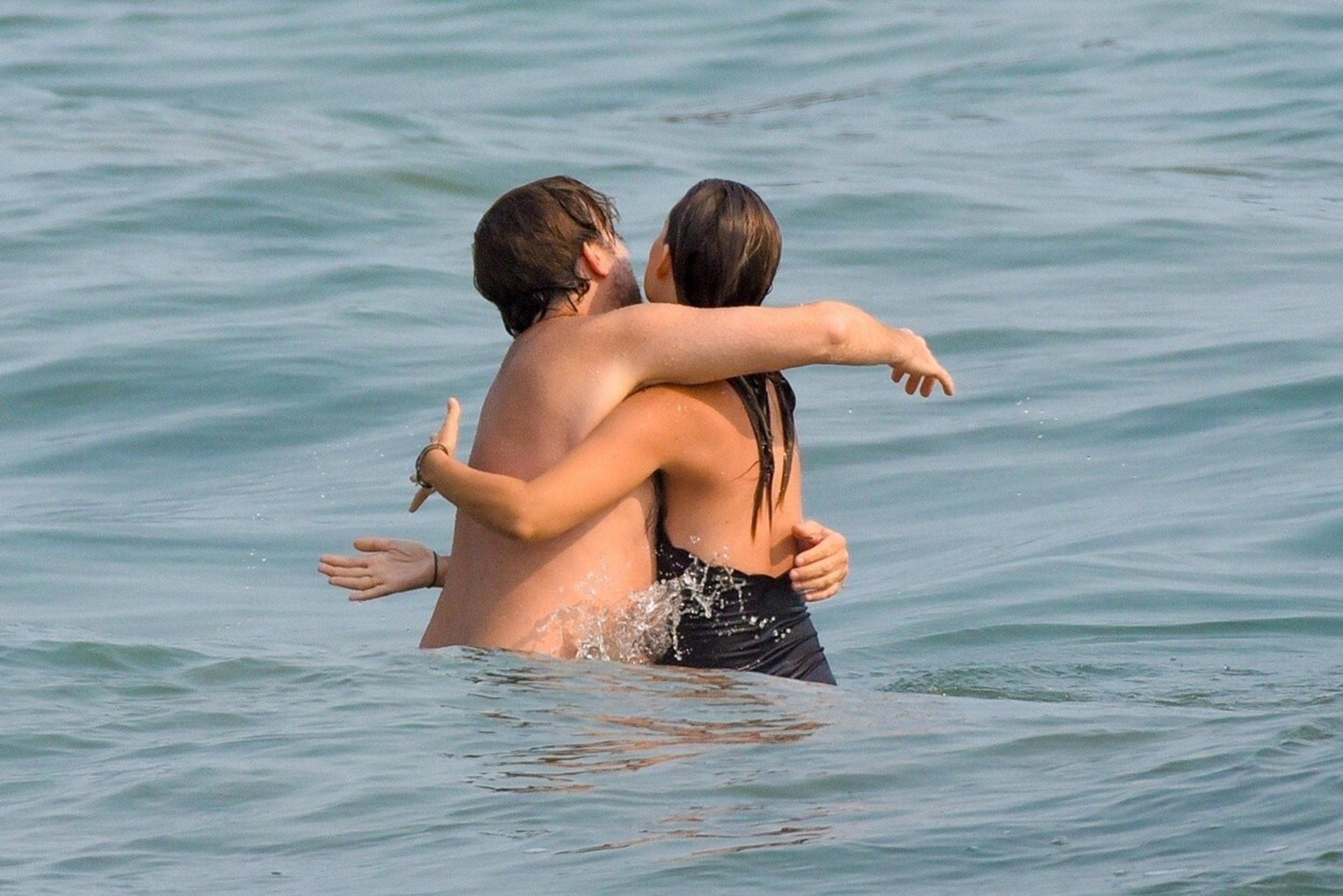 Na snímke ľudia s ochrannými rúškami čakajú v ambulancii nemocnice na ošetrenie v sibírskom meste Omsk.