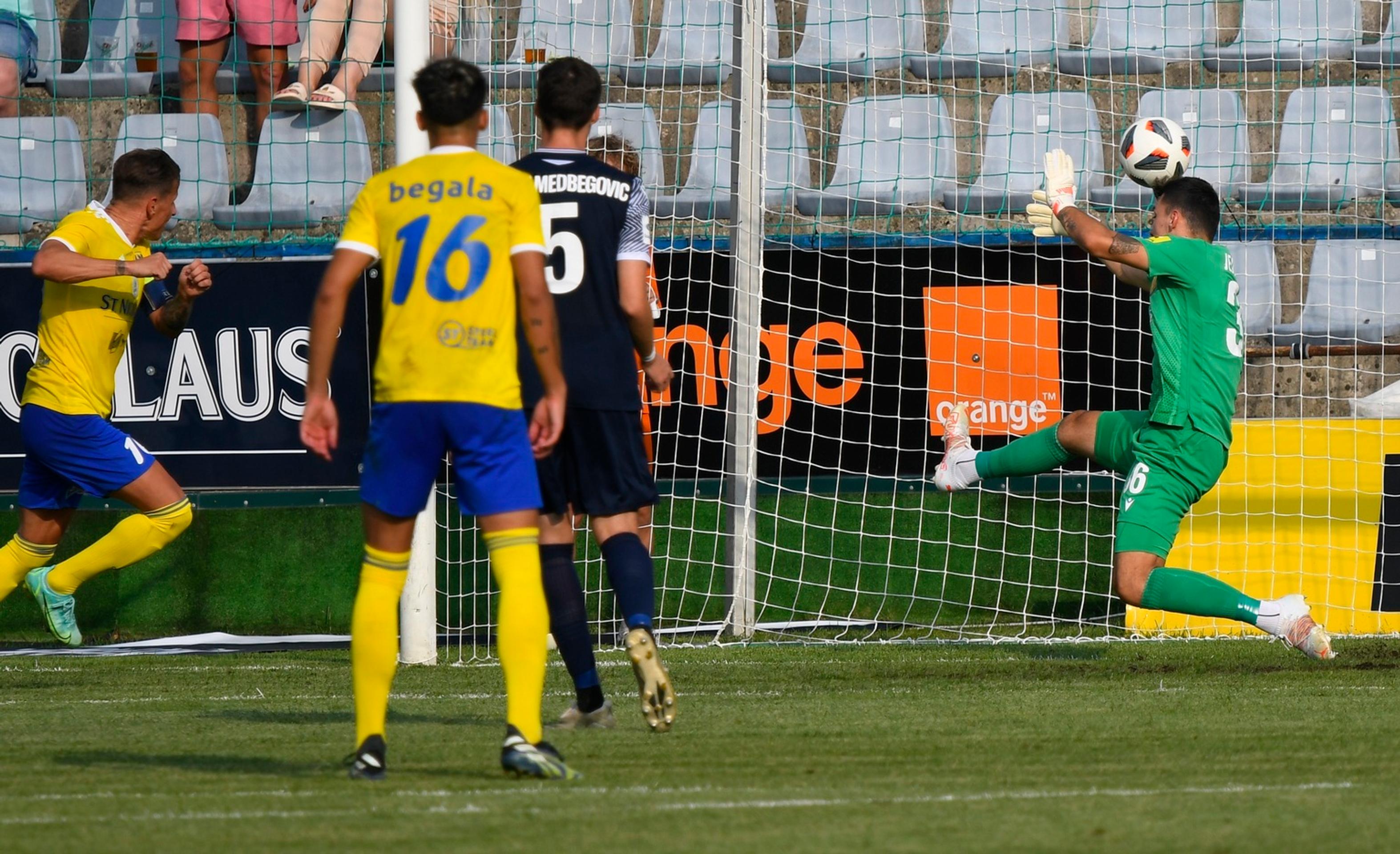 Na snímke Igor Žofčák (vľavo) z Michaloviec strieľa gól na 3:0, vpravo brankár Martin Jedlička (Dunajská Streda).